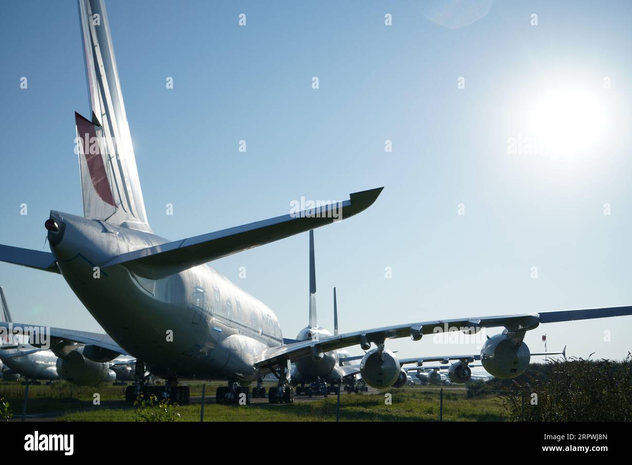Flugzeugfriedhof, Flugzeuge, die über den Bedarf hinaus am Flughafen Tarbes Lourdes Pyrenees im Juli 2023 gelagert wurden Stockfoto