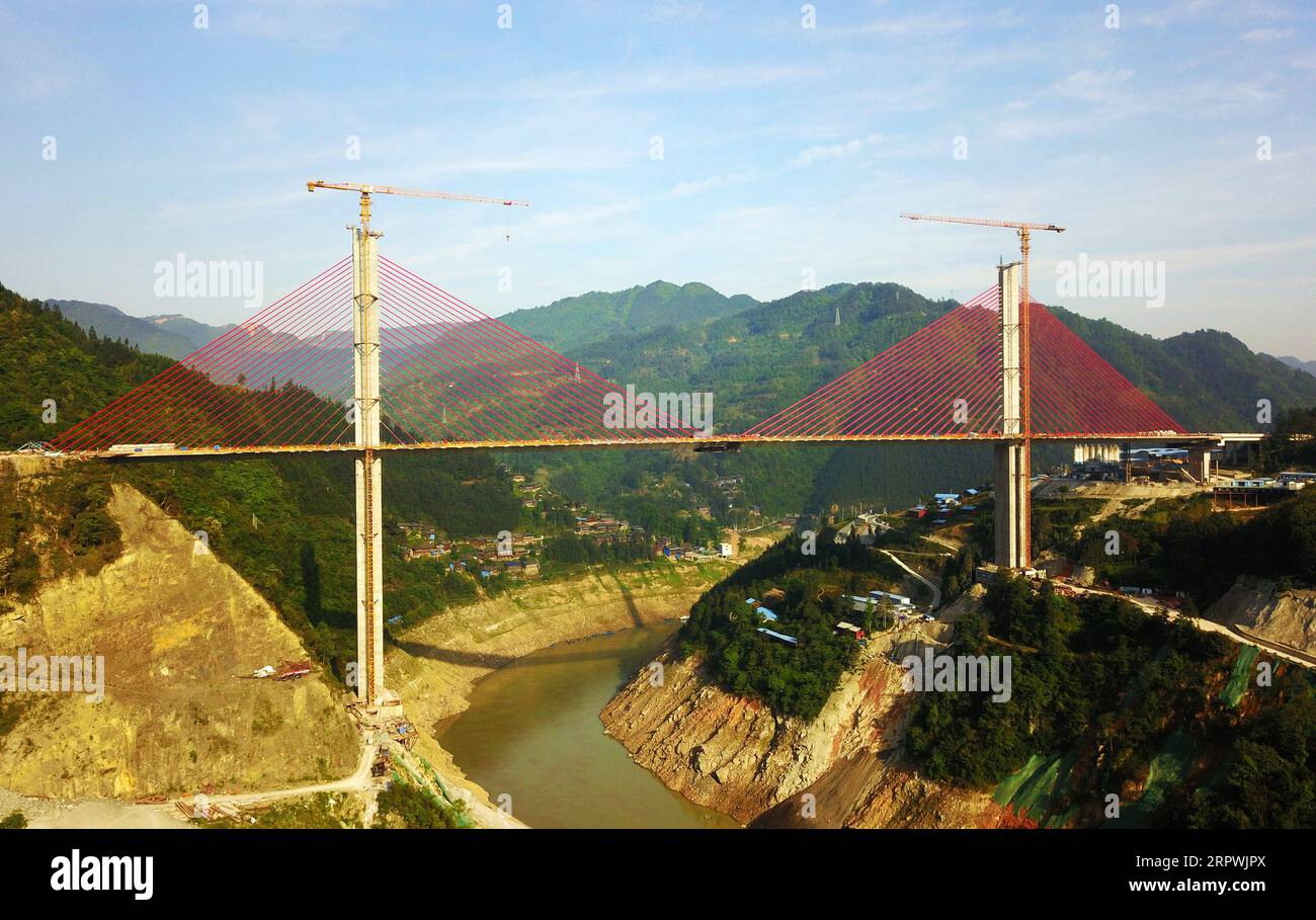 200428 -- JIANHE COUNTY, 28. April 2020 -- auf diesem Luftbild, das am 28. April 2020 aufgenommen wurde, sind die beiden Abschnitte der Qingshuijiang-Brücke im Jianhe County, der südwestlichen chinesischen Provinz Guizhou, verbunden. Als Teil des Jianhe-Rongjiang Expressway ist die Qingshuijiang-Kabelbrücke 540 Meter lang mit einer Höhe von 184 Metern. Es wird voraussichtlich Ende Juni für den Verkehr geöffnet sein. CHINA-GUIZHOU-INFRASTRUKTUR-STRASSENBRÜCKEN-BAU CN YANGXWENBIN PUBLICATIONXNOTXINXCHN Stockfoto