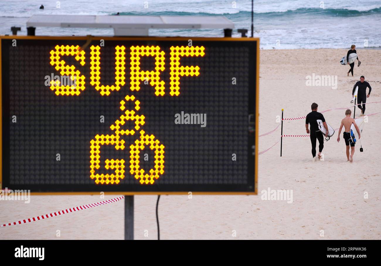 News Bilder des Tages 200428 -- SYDNEY, 28. April 2020 -- Surfers Walk am Bondi Beach in Sydney, Australien, am 28. April 2020. Hunderte Aussies strömten am Dienstag ins Wasser, als der berühmte Bondi Beach für Surfer und Schwimmer wieder geöffnet wurde, nachdem er aufgrund von COVID-19 geschlossen wurde. AUSTRALIEN-SYDNEY-COVID-19-BEACH BaixXuefei PUBLICATIONxNOTxINxCHN Stockfoto