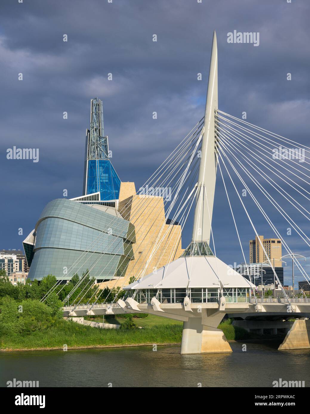 Die Esplanade Riel Fußgängerbrücke und das Canadian Museum for Human Rights von der anderen Seite des Red River in Winnipeg, Manitoba Stockfoto