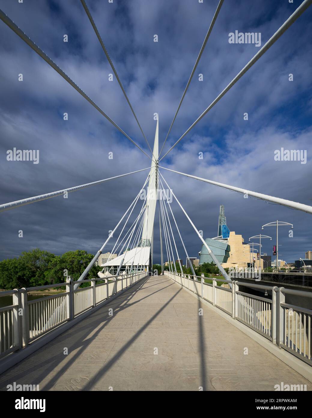 Die Esplanade Riel Fußgängerbrücke und das Canadian Museum for Human Rights von der anderen Seite des Red River in Winnipeg, Manitoba Stockfoto