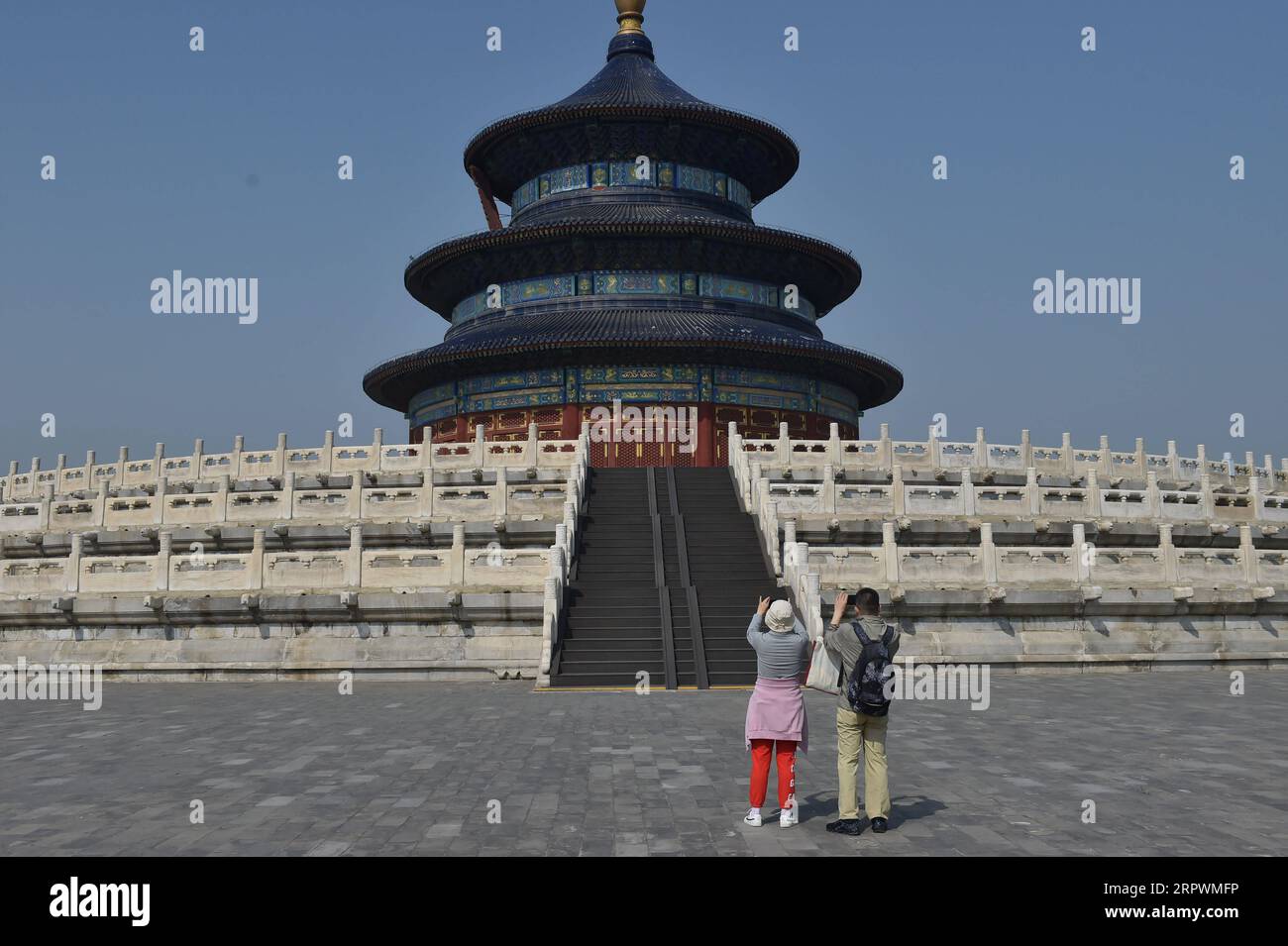 200429 -- PEKING, 29. April 2020 -- Touristen machen Fotos von der Halle des Gebets für gute Ernten im Himmelstempel in Peking, Hauptstadt von China, 29. April 2020. Der Himmelstempel, ein UNESCO-Weltkulturerbe, das aufgrund des COVID-19-Ausbruchs vorübergehend geschlossen ist, öffnete seine drei Hauptbaugruppen am Mittwoch wieder für die Öffentlichkeit. Das wiedereröffnete Gelände, nämlich die Halle des Gebets für die gute Ernte, das Kaiserliche Himmelsgewölbe und der kreisförmige Moundaltar, ist für eine begrenzte Anzahl von Besuchern per Online-Buchung zugänglich. CHINA-PEKING-COVID-19-TEMPEL DES HIMMELSTOURISMUS CN PENGXZIYANG PUBLICA Stockfoto