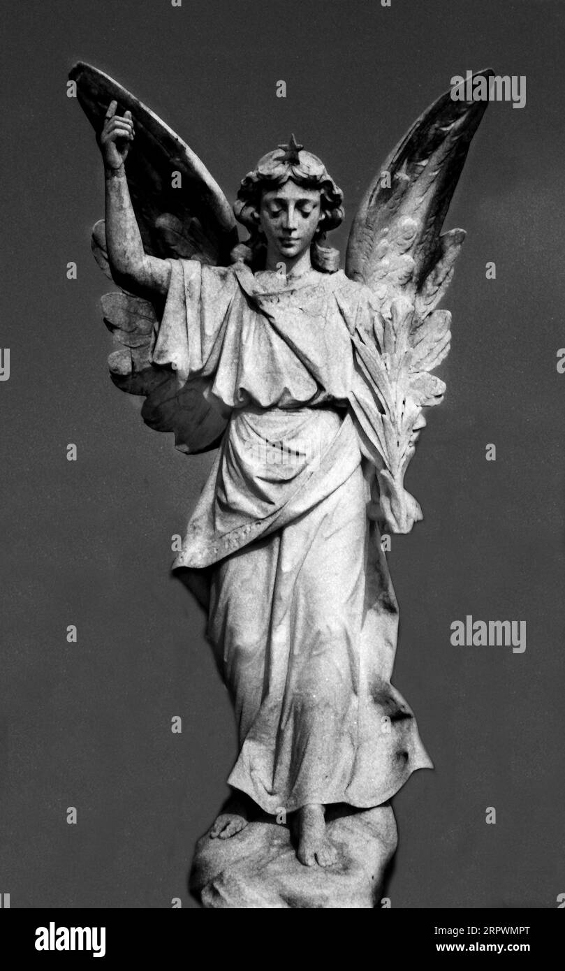 Eine Marmorstatue auf einem Friedhof in Hendersonville, NC, wurde 1929 in dem amerikanischen Roman „Look Homeward, Angel“ von Thomas Wolfe gezeigt. Stockfoto