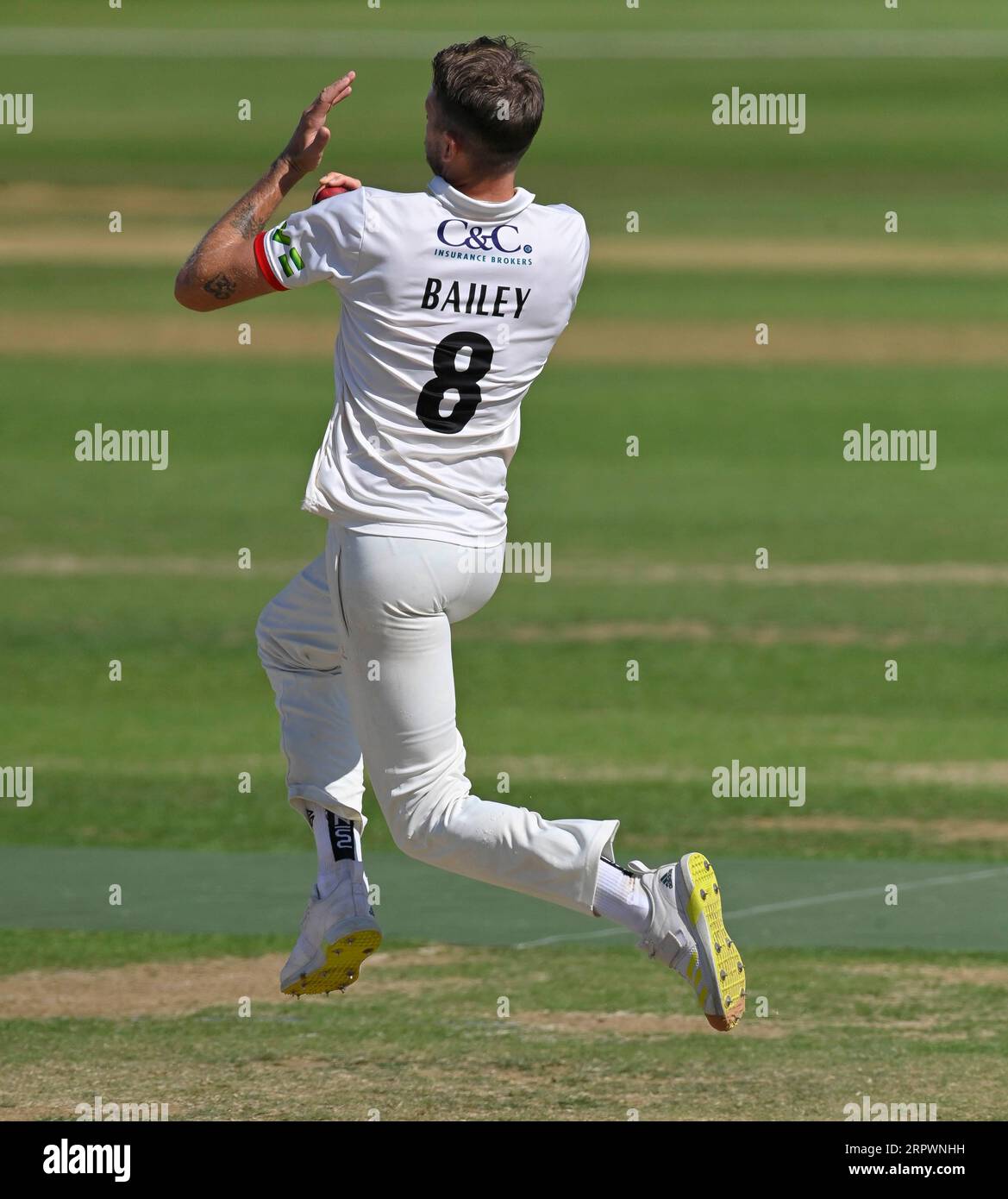 NORTHAMPTON, ENGLAND - 5. September: Tom Bailey of Lancashire Bowls 3. Tag des LV= Insurance County Championship Matches zwischen Northamptonshire und Lancashire auf dem County Ground in Northampton, England. Stockfoto