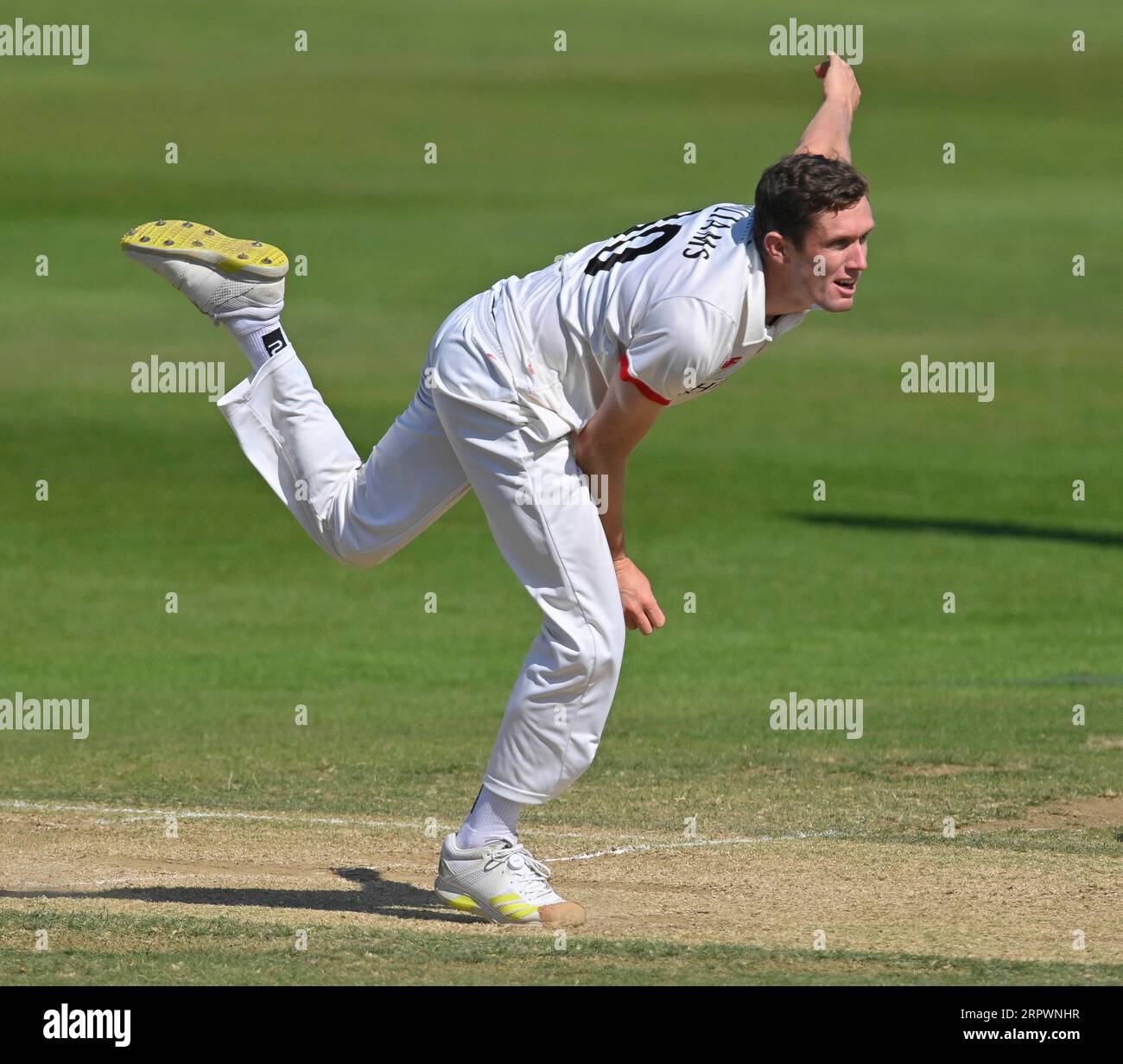 NORTHAMPTON, ENGLAND - 5. September: Will Williams of Lancashire Bowls 3. Tag des LV= Insurance County Championship Matches zwischen Northamptonshire und Lancashire auf dem County Ground in Northampton, England. Stockfoto