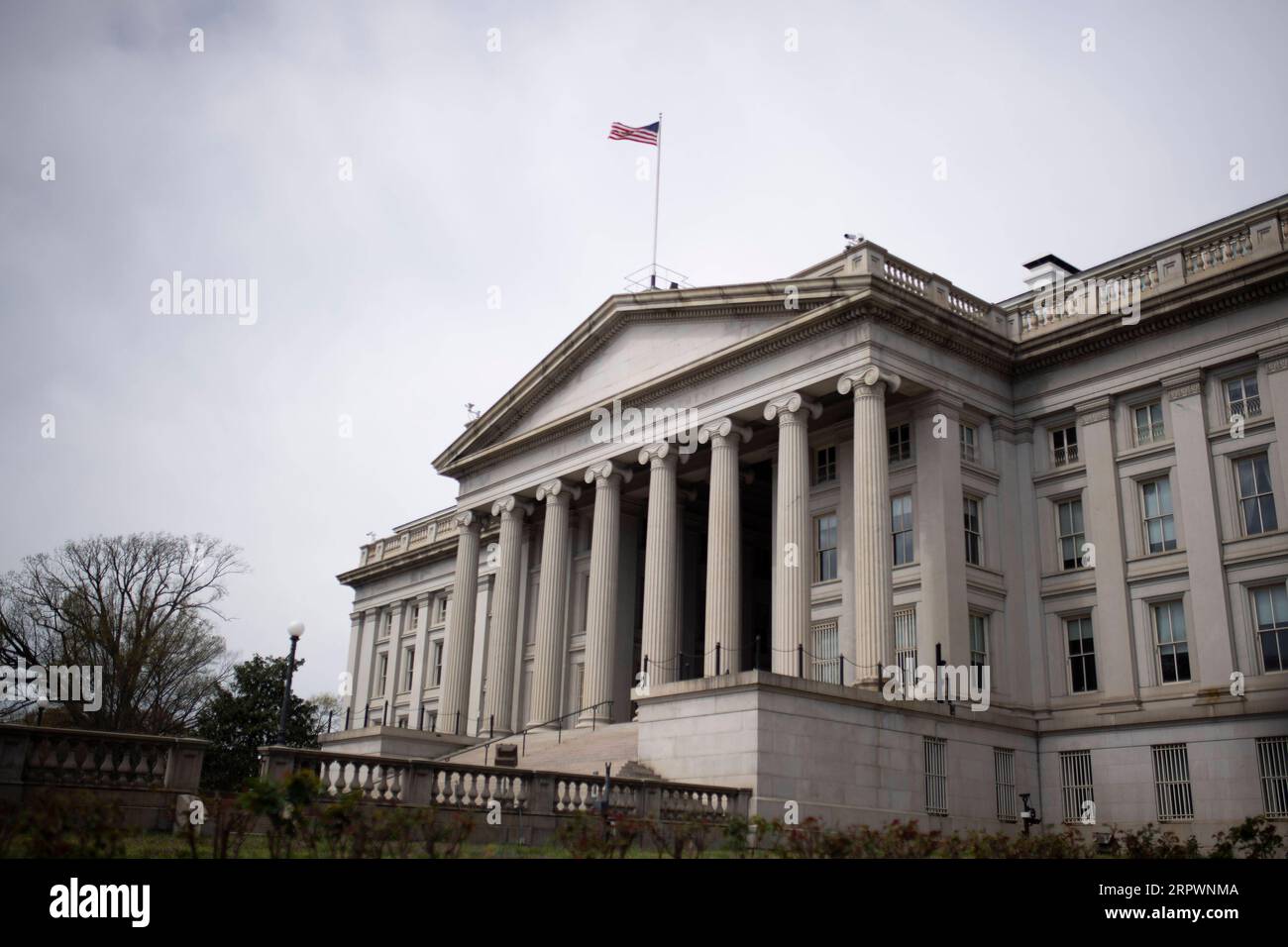200429 -- WASHINGTON D.C., 29. April 2020 -- Foto aufgenommen am 27. März 2020 zeigt das US-Finanzministerium in Washington D.C., USA. Das US-Handelsministerium berichtete am Mittwoch, dass die US-amerikanische Wirtschaft im ersten Quartal mit einer jährlichen Rate von 4,8 Prozent unter den COVID-19-Auswirkungen, dem größten Rückgang seit der Großen Rezession, zurückging. U.S.-WASHINGTON D.C.-COVID-19-ECONOMY LiuxJie PUBLICATIONxNOTxINxCHN Stockfoto