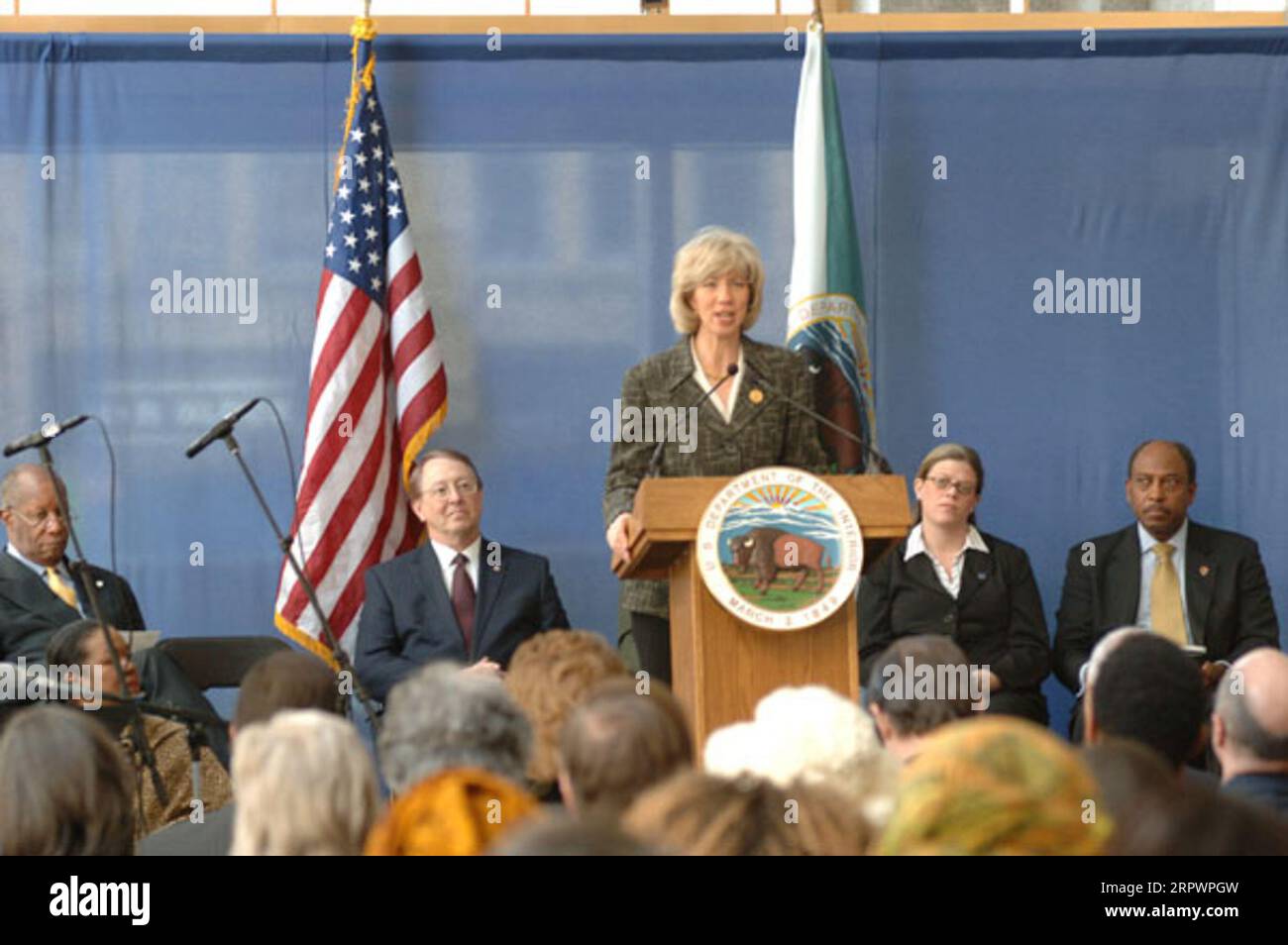 Secretary Gale Norton sprach bei Ceremony im Ted Weiss Federal Office Building in New York City, New York, anlässlich der Ankündigung der Ausweisung des afrikanischen Grabgeländes aus dem 17. Bis 18. Jahrhundert in Lower Manhattan als National Monument Stockfoto