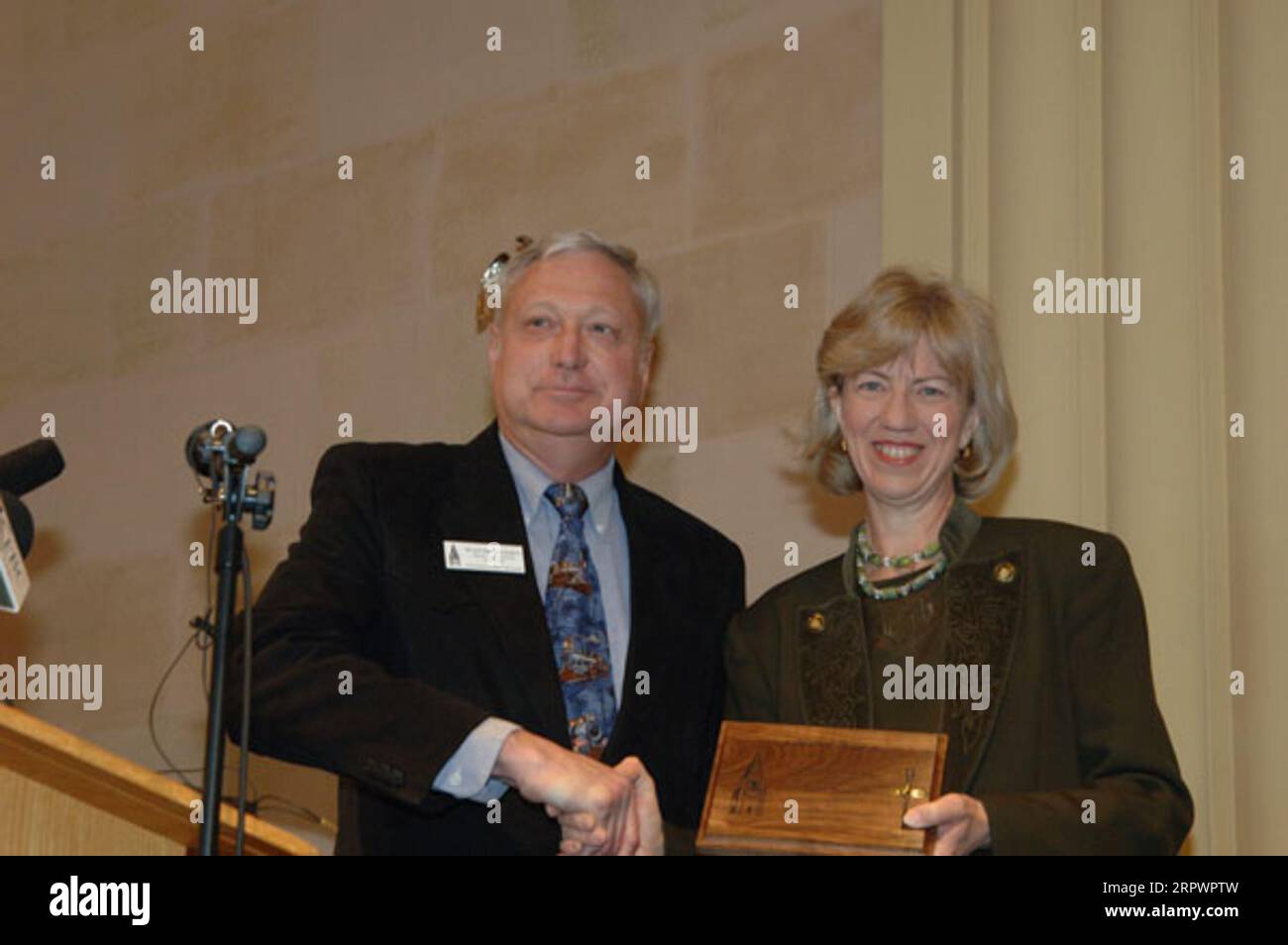 Secretary Gale Norton, Right, zusammen mit dem Chief Executive Officer des Cheyenne, Wyoming Depot Museum, Wayne Hansen, während der Zeremonie zur Ernennung des Union Pacific Railroad Depot in Cheyenne zum National Historic Landmark Stockfoto