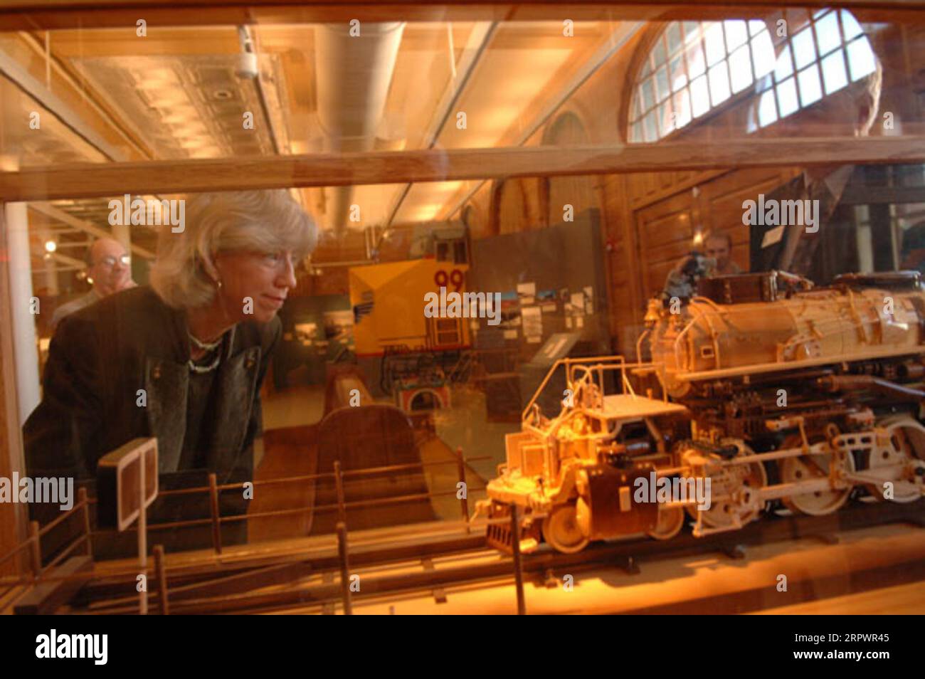 Sekretär Gale Norton, links, begleitet vom Chief Executive Officer des Cheyenne, Wyoming Depot Museum, Wayne Hansen, Besichtigung der Ausstellung im Museum während des Besuchs in Cheyenne für die Zeremonie, bei der das Union Pacific Railroad Depot als National Historical Landmark ausgezeichnet wurde Stockfoto