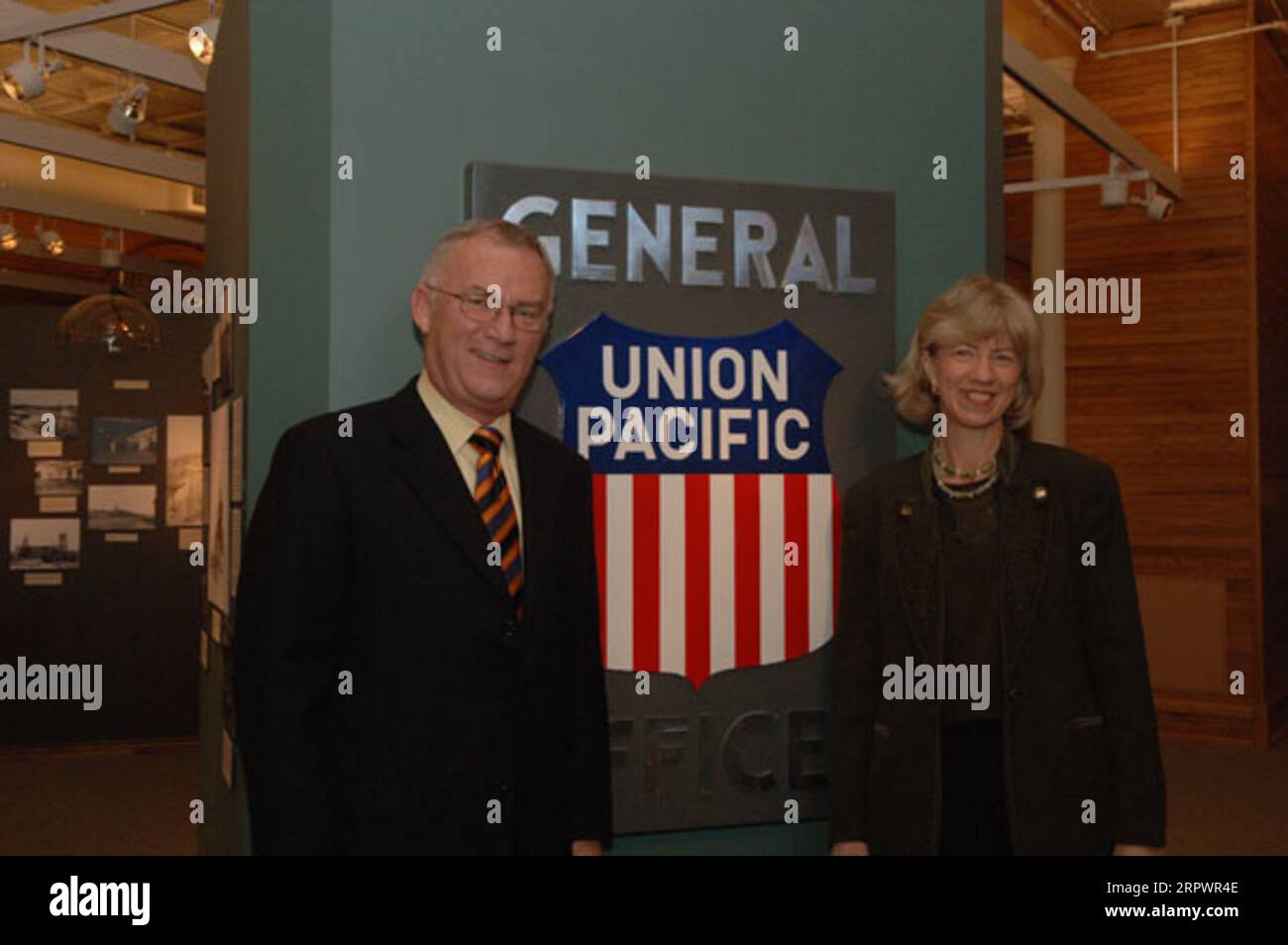 Secretary Gale Norton, rechts, auf Tour durch das Cheyenne, Wyoming Depot Museum und das Union Pacific Railroad Depot, zu dem das Museum gehört, während eines Besuchs in Cheyenne zur Zeremonie, bei der das Depot als National Historic Landmark ausgewiesen wird Stockfoto