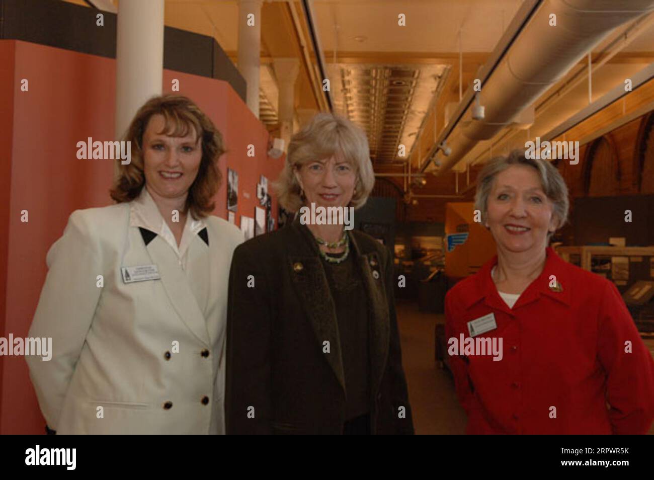 Secretary Gale Norton, Center, auf Tour durch Cheyenne, Wyoming Depot Museum und das Union Pacific Railroad Depot, zu dem das Museum gehört, während eines Besuchs in Cheyenne zur Zeremonie, bei der das Depot als National Historic Landmark ausgewiesen wird Stockfoto