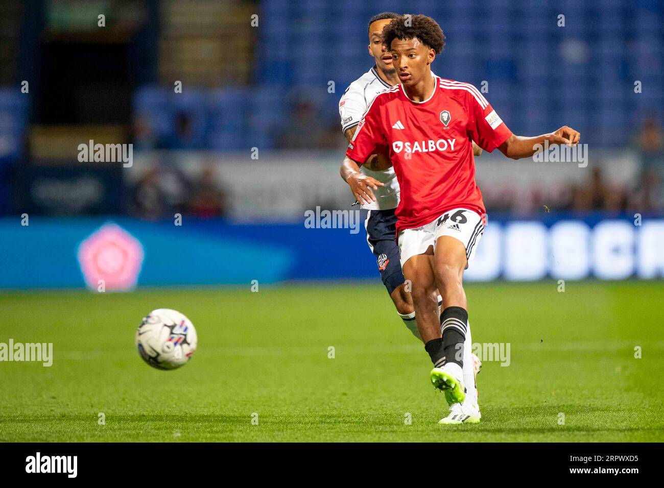 Ben Collins #46 von Salford City, der den Ball während des EFL-Trophy-Spiels zwischen Bolton Wanderers und Salford City im Toughsheet Stadium, Bolton am Dienstag, den 5. September 2023, besaß. (Foto: Mike Morese | MI News) Credit: MI News & Sport /Alamy Live News Stockfoto