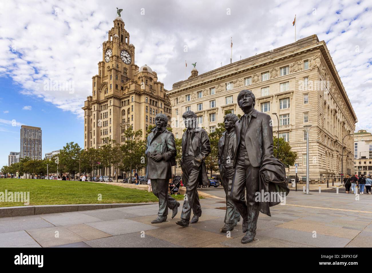 Bronzestatue der Beatles am Pier Head am Fluss Mersey, die von Andrew Edwards modelliert und im Dezember 2015 errichtet wurde Stockfoto