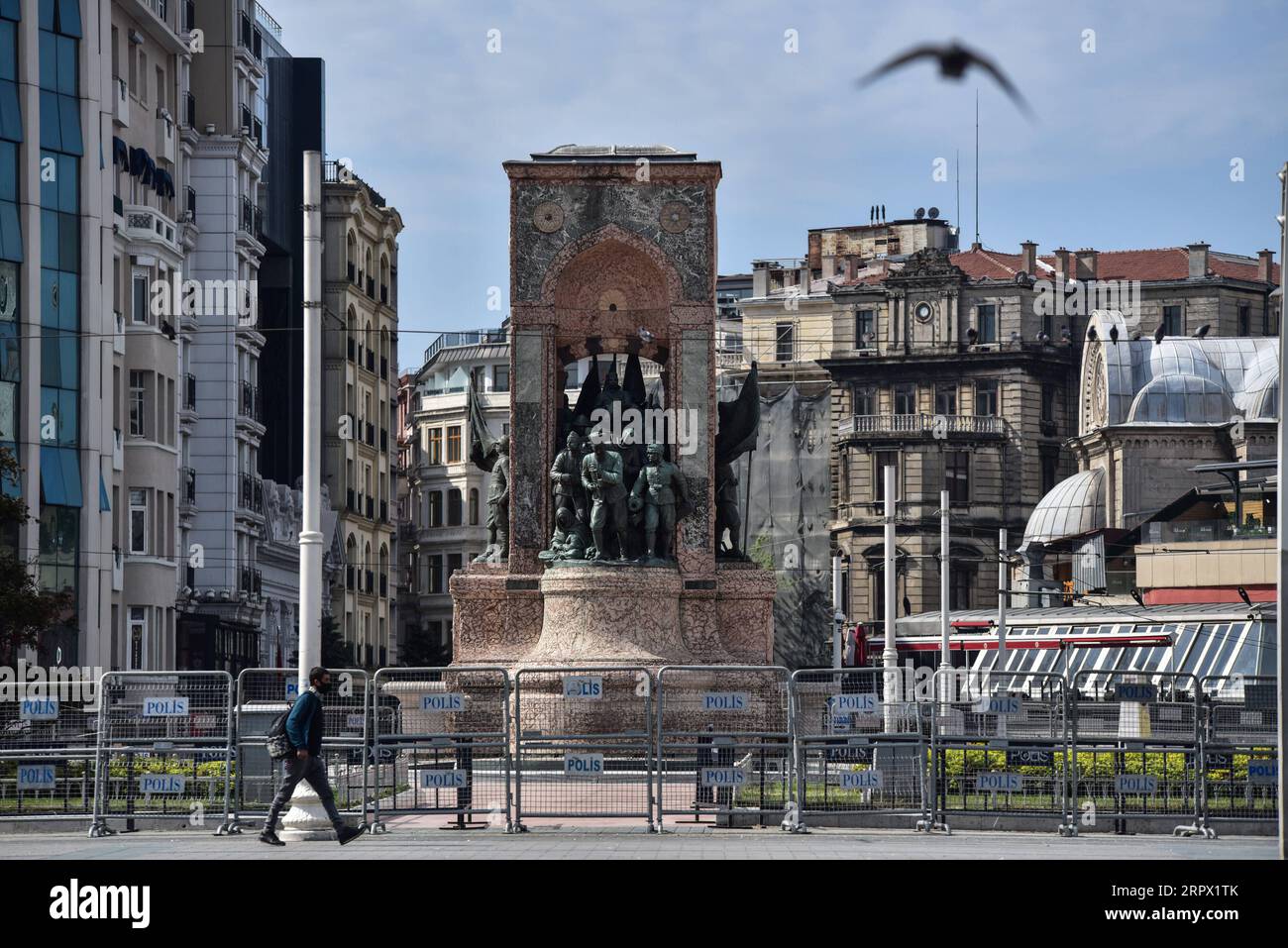 200503 -- ISTANBUL, 3. Mai 2020 -- Ein Fußgänger geht über einen leeren Platz während einer COVID-19-Sperre in Istanbul, Türkei, 2. Mai 2020. Die Türkei meldete am Samstag 1.983 neue COVID-19-Fälle, zum ersten Mal ist die Zahl seit März 30 unter 2.000 gefallen. Die Gesamtzahl der bestätigten COVID-19-Fälle in der Türkei ist auf 124.375, während die Zahl der Todesopfer auf 3.336 gestiegen ist, nachdem 78 weitere hinzugekommen sind, twitterte der türkische Gesundheitsminister Fahrettin Koca am Samstag. Bisher haben sich laut Koc 58.259 Patienten von der viralen Atemwegserkrankung im am stärksten betroffenen Land des Nahen Ostens erholt Stockfoto