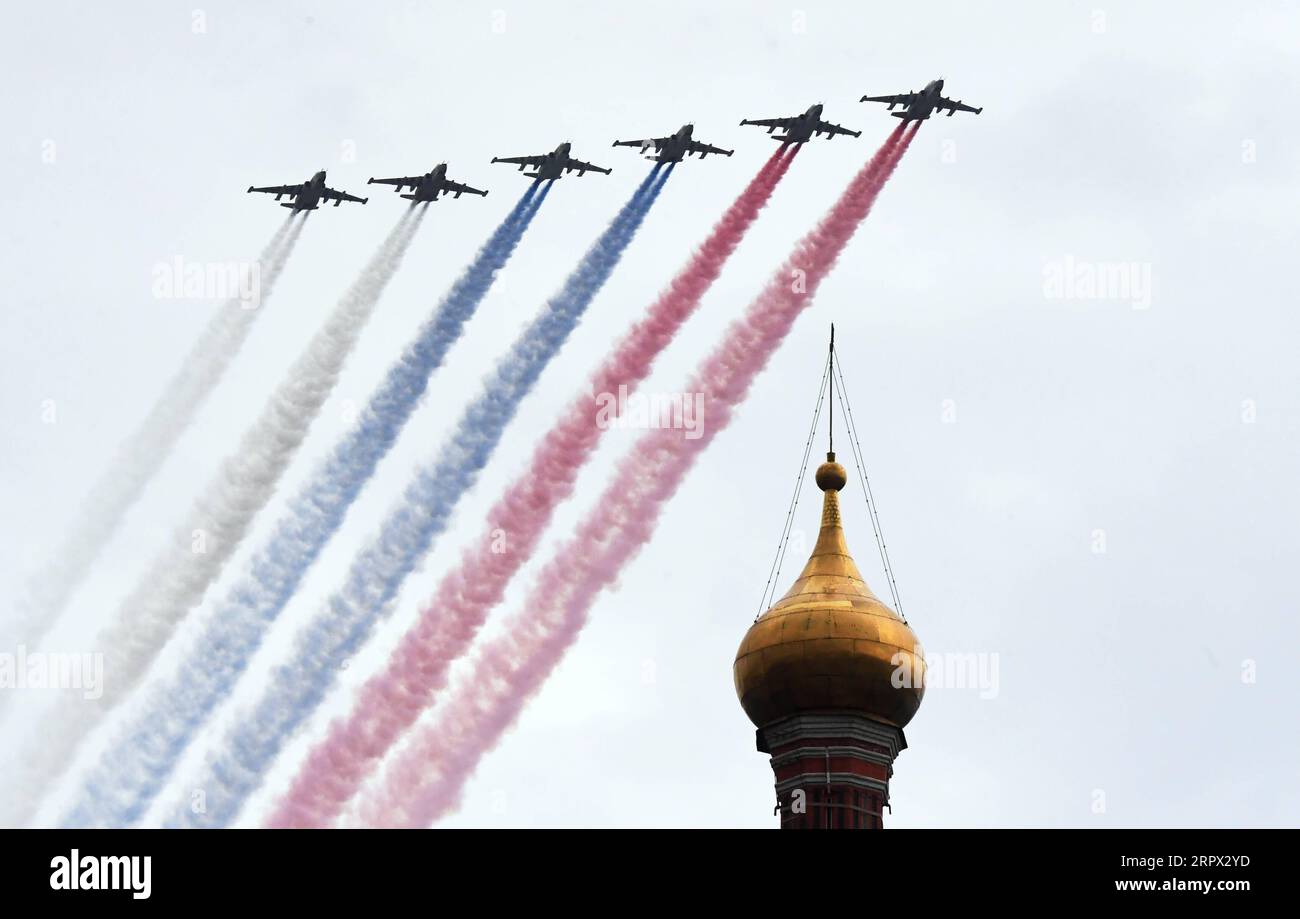 200504 -- MOSKAU, 4. Mai 2020 Xinhua -- russische Su-25-Jets fliegen in Formation während einer Luftparadeprobe am Victory Day über Moskau, Russland, am 4. Mai 2020. Insgesamt nahmen 75 Flugzeuge und Hubschrauber an der Luftparadeprobe am Victory Day Teil, darunter MiG-31K-Kämpfer, die hypersonische Kinzhal-Raketen tragen können, Su-57-Kämpfer der fünften Generation, A-50-Langstrecken-Aufklärungsflugzeuge, Il-76-Transportflugzeuge, Tu-95MS und Tu-160-strategische Bomber sowie Mi-8- und Mi-28N-Hubschrauber. Sputnik über Xinhua RUSSLAND-MOSKAU-SIEG-TAG-LUFT-PARADE PROBE PUBLICATIONxNOTxINxCHN Stockfoto