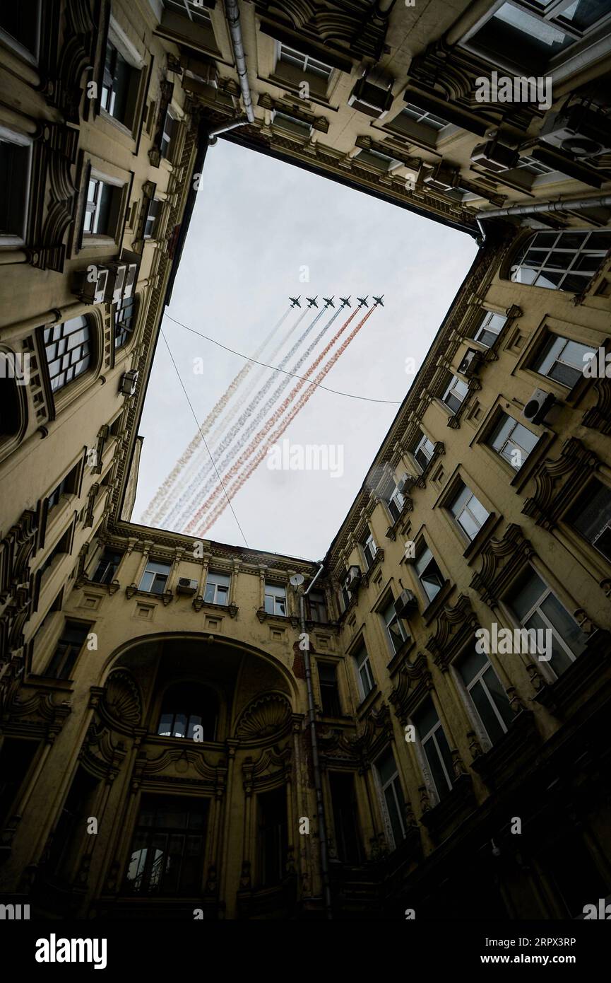 200506 -- PEKING, 6. Mai 2020 -- russische Su-25-Jets fliegen in Formation während einer Luftparadeprobe am Victory Day über Moskau, Russland, am 4. Mai 2020. Insgesamt nahmen 75 Flugzeuge und Hubschrauber an der Luftparadeprobe am Victory Day Teil, darunter MiG-31K-Kämpfer, die hypersonische Kinzhal-Raketen tragen können, Su-57-Kämpfer der fünften Generation, A-50-Langstrecken-Aufklärungsflugzeuge, Il-76-Transportflugzeuge, Tu-95MS und Tu-160-strategische Bomber sowie Mi-8- und Mi-28N-Hubschrauber. Via Xinhua XINHUA FOTOS DES TAGES Sputnik PUBLICATIONxNOTxINxCHN Stockfoto