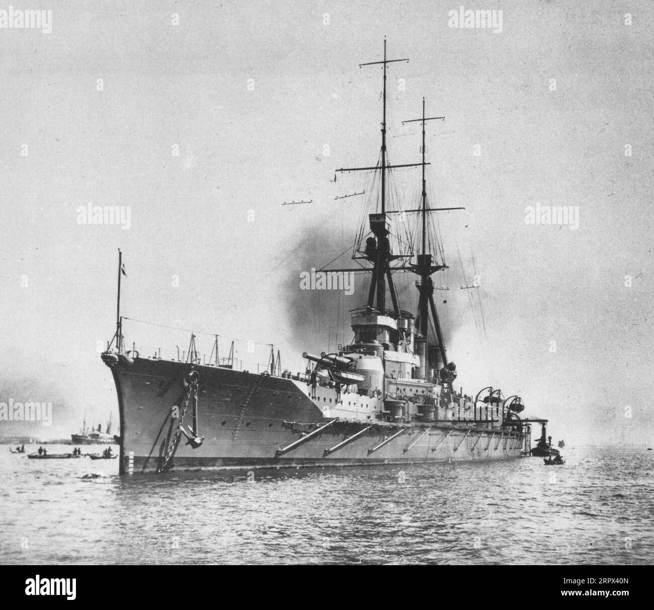 Der Schlachtkreuzer Haruna der Kaiserlichen Japanischen Marine in Kobe, Japan, eine Woche nach der Inbetriebnahme. 24. April 1915 Stockfoto