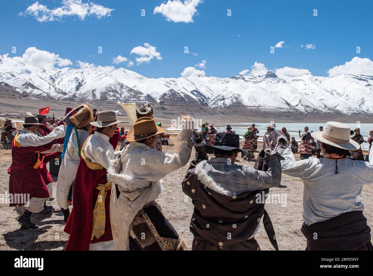 200509 -- LHASA, 9. Mai 2020 -- Dorfbewohner tanzen bei einer Zeremonie, die den Beginn des Frühjahrspflügen im Dorf Beicun in der Gemeinde Ombu im Nyima County, Nagqu City, der autonomen Region Tibet im Südwesten Chinas, 30. April 2020 markiert. Im Plateau County Nyima liegt die durchschnittliche Jahrestemperatur bei minus vier Grad Celsius, und Herden ist für die meisten Bewohner der wichtigste Lebensweg. Aber es gibt eine Ausnahme - Ombu Township, wo zwei große Seen, Tangra Yumco und Tangqung Co, dazu beitragen, ein seltenes Klima für die Landwirtschaft in den Graslandschaften in Nordtibet zu schaffen. Jedes Jahr halten die lokalen Bauern eine Reihe von l Stockfoto