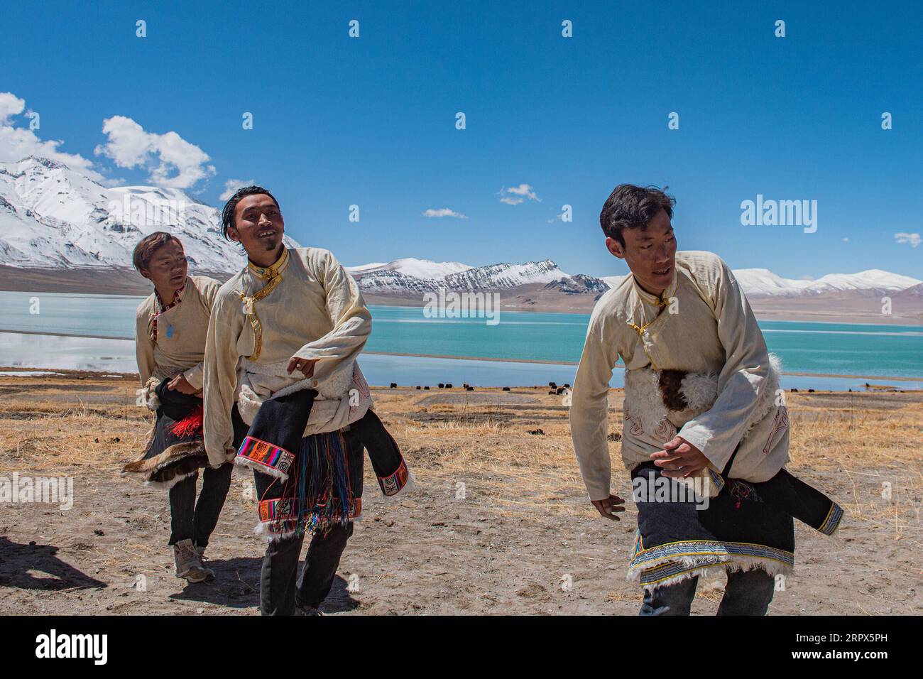 200509 -- LHASA, 9. Mai 2020 -- Dorfbewohner tanzen während einer Zeremonie, die den Beginn des Frühjahrspflügen im Dorf Beicun in der Gemeinde Ombu im Nyima County, Nagqu City, der autonomen Region Tibet im Südwesten Chinas, am 30. April 2020 markiert. Im Plateau County Nyima liegt die durchschnittliche Jahrestemperatur bei minus vier Grad Celsius, und Herden ist für die meisten Bewohner der wichtigste Lebensweg. Aber es gibt eine Ausnahme - Ombu Township, wo zwei große Seen, Tangra Yumco und Tangqung Co, dazu beitragen, ein seltenes Klima für die Landwirtschaft in den Graslandschaften in Nordtibet zu schaffen. Jedes Jahr veranstalten die Bauern eine Serie Stockfoto