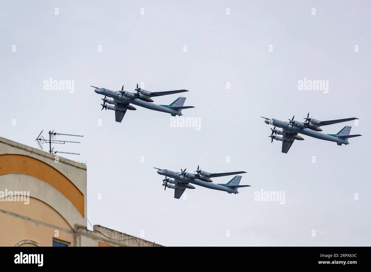 200509 -- MOSKAU, 9. Mai 2020 -- strategische Bomber Tu-95MS werden während der Siegesluftparade in Moskau, Russland, am 9. Mai 2020 gesehen. Russland feierte am Samstag kurz den 75. Jahrestag des sowjetischen Sieges gegen die Nazis im Zweiten Weltkrieg, inmitten seines verschärften Kampfes gegen die COVID-19-Pandemie. Foto von /Xinhua RUSSIA-MOSCOW-VICTORY-DAY-PARADE BaixXueqi PUBLICATIONxNOTxINxCHN Stockfoto