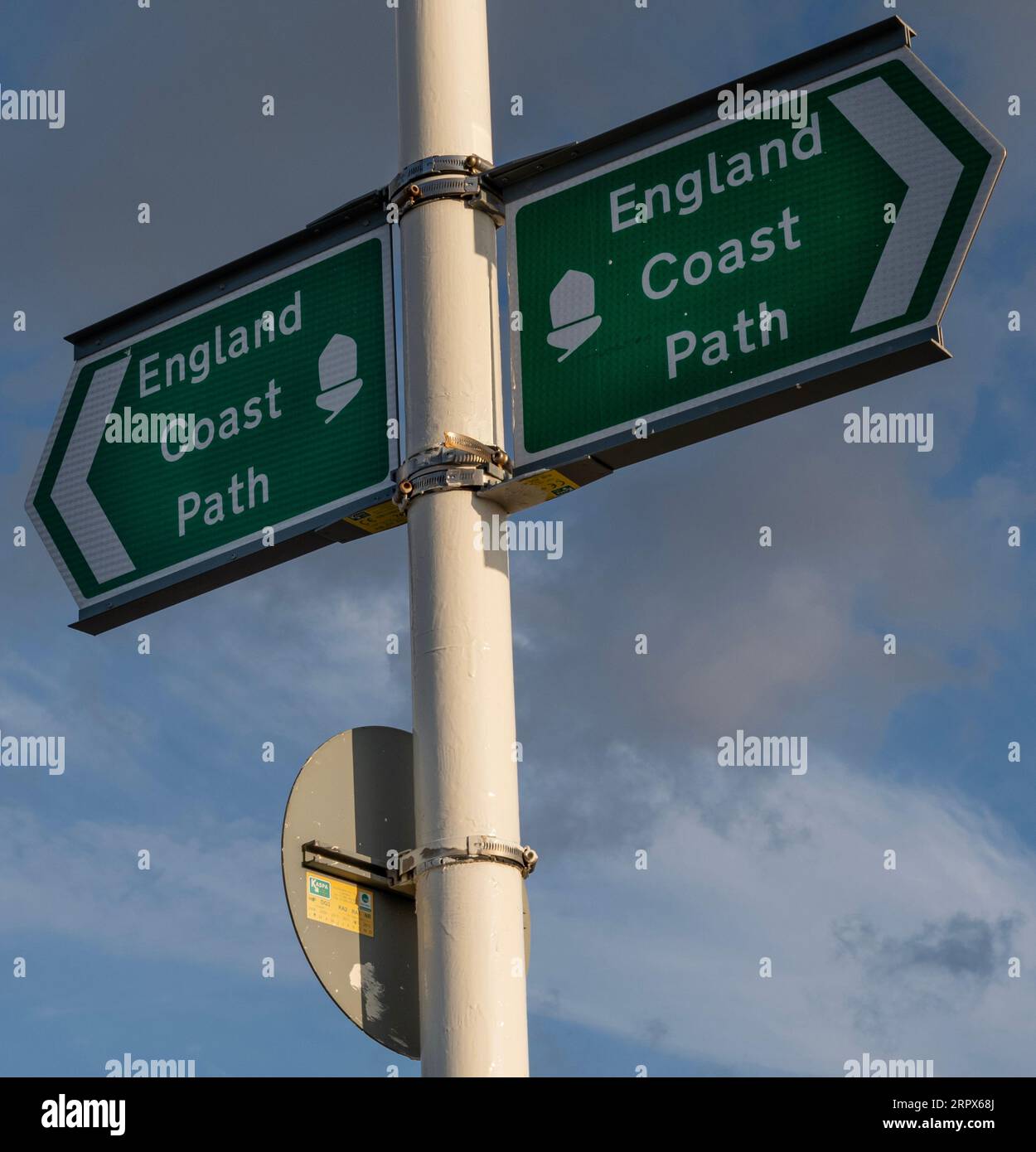 Promenade in Littlehampton, West Sussex, Großbritannien; Schild mit der Route Coastal Path Stockfoto