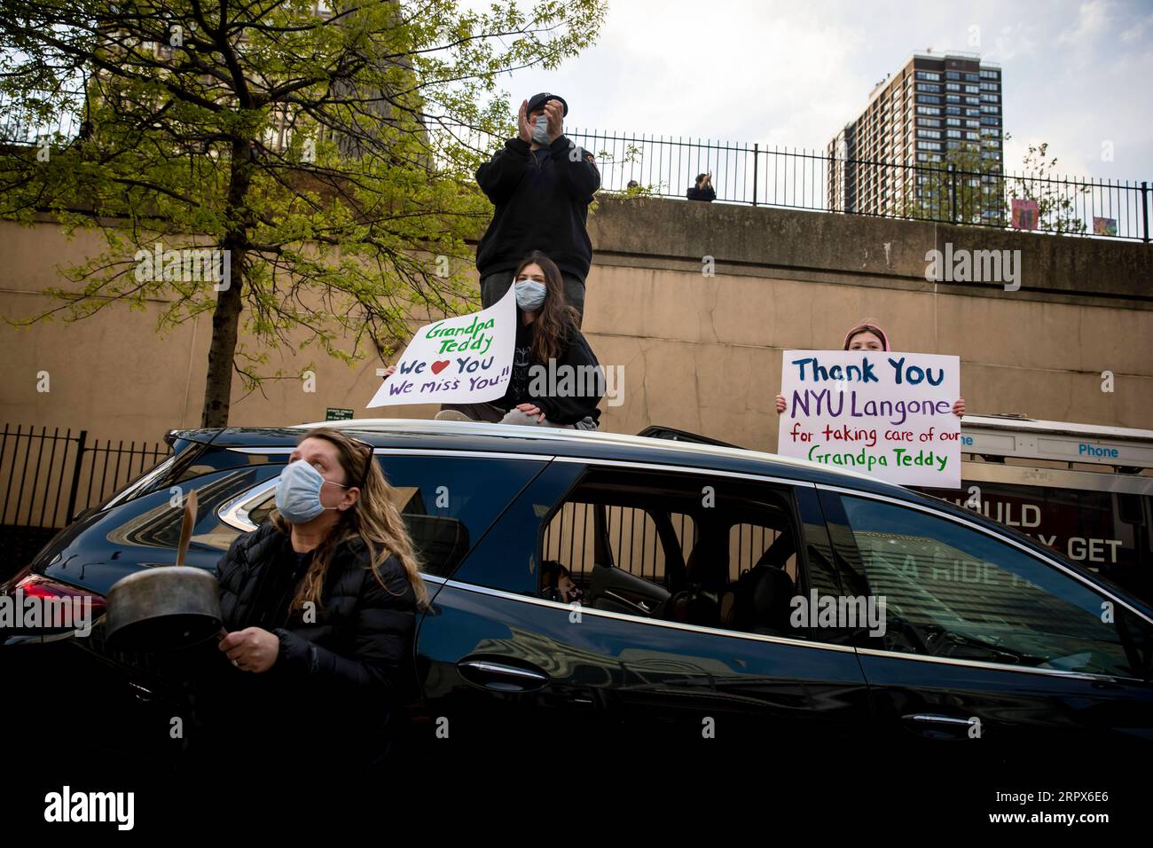 200510 -- NEW YORK, 10. Mai 2020 -- Familienmitglieder des COVID-19-Patienten Teddy O Connor halten Zeichen und zeigen Wertschätzung für Beschäftigte im Gesundheitswesen am NYU Langone Medical Center inmitten des COVID-19-Ausbruchs in New York, USA, 9. Mai 2020. Die Zahl der COVID-19-Fälle in den Vereinigten Staaten erreichte am Samstag, 15:32 Uhr (GMT) 1932 1.300.079, so das Center for Systems Science and Engineering CSSE an der Johns Hopkins University. In der Zwischenzeit hat die Zahl der Todesopfer durch die Krankheit im Land 78.320. Foto von /Xinhua U.S.-COVID-19 FÄLLE-UPDATE MichaelxNagle PUBLICATIONxNOTxINxCHN Stockfoto
