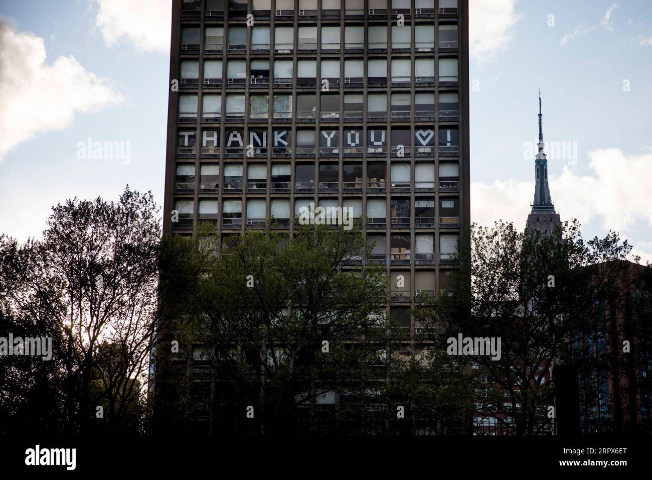 200510 -- NEW YORK, 10. Mai 2020 -- Ein Gebäude gegenüber dem NYU Langone Medical Center zeigt ein Zeichen, das die Wertschätzung von Gesundheitsarbeitern während des COVID-19-Ausbruchs in New York, den Vereinigten Staaten, zeigt, 9. Mai 2020. Die Zahl der COVID-19-Fälle in den Vereinigten Staaten erreichte am Samstag, 15:32 Uhr (GMT) 1932 1.300.079, so das Center for Systems Science and Engineering CSSE an der Johns Hopkins University. In der Zwischenzeit hat die Zahl der Todesopfer durch die Krankheit im Land 78.320. Foto von /Xinhua U.S.-COVID-19 FÄLLE-UPDATE MichaelxNagle PUBLICATIONxNOTxINxCHN Stockfoto