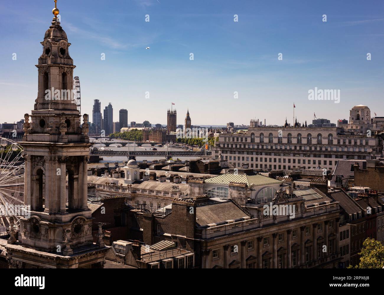 Ein Blick vom Dach des Hauptgebäudes des King's College, London über die Skyline von London; in der Ferne die Themse. Stockfoto