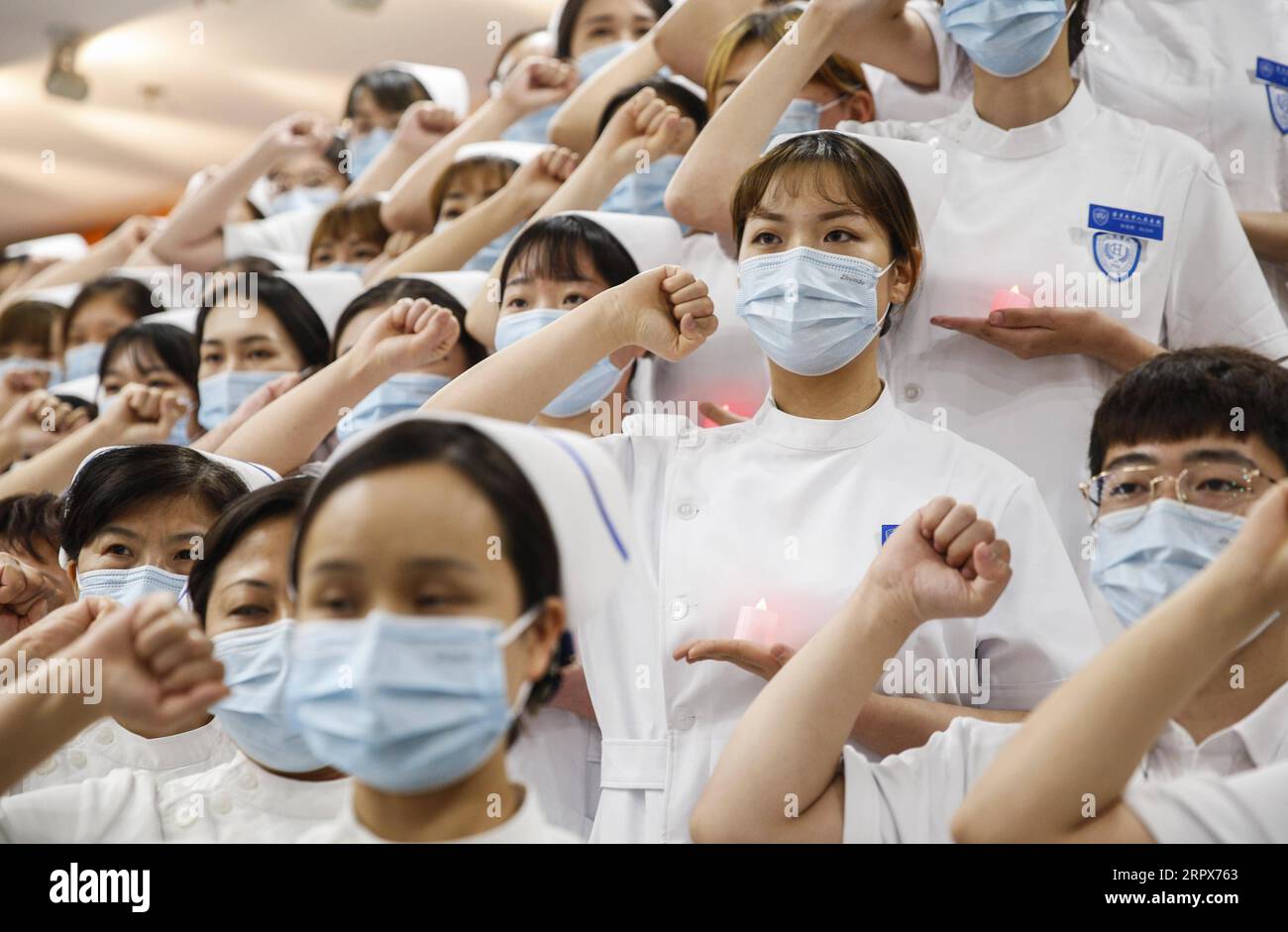 200511 -- PEKING, 11. Mai 2020 -- neu rekrutierte Krankenschwestern leisten einen Eid während einer Kappungszeremonie im Peking University People's Hospital in Peking, Hauptstadt von China, 26. April 2020. ZU XINHUA-SCHLAGZEILEN VOM 11. MAI 2020. CHINA-NURSES-COVID-19-NURSING THE WORLD TO HEALTH CN ZHANGXYUWEI PUBLICATIONXNOTXINXCHN Stockfoto