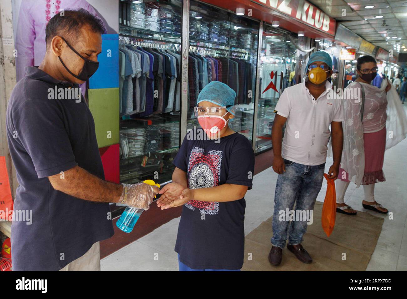 200511 -- DHAKA, 11. Mai 2020 Xinhua -- Ein Mitarbeiter gibt ein Kinderhanddesinfektionsmittel auf einem wiedereröffneten Markt in Dhaka, Bangladesch, am 11. Mai 2020. Am Montag wurden die wichtigsten Straßen und Straßen von Dhaka einen Tag nach der Wiedereröffnung von Geschäften und Märkten wieder belebt, allerdings auf begrenzter Basis, nachdem die Regierung dies angeordnet hatte. STR/Xinhua BANGLADESCH-DHAKA-COVID-19-EASING-LOCKDOWN PUBLICATIONxNOTxINxCHN Stockfoto