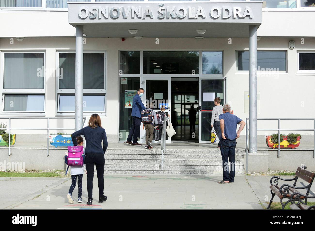 200512 -- ZAGREB, 12. Mai 2020 Xinhua -- Schüler besuchen eine Grundschule in Zagreb, Kroatien, 11. Mai 2020. Kroatien hat am Montag seine restriktiven Maßnahmen zur Bekämpfung des Coronavirus weiter gelockert, indem Grundschulen, Einkaufszentren und Restaurants eröffnet und Reiseverbote gelockert wurden. Emica Elvedji/Pixsell über Xinhua CROATIA-ZAGREB-COVID-19-RESTRIKTIONEN-EASING PUBLICATIONxNOTxINxCHN Stockfoto