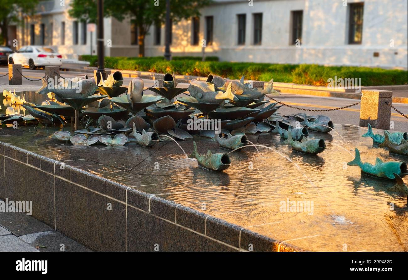 Einer von drei Fischbrunnen in der Innenstadt von Columbus gegenüber dem Gebäude des Supreme Court, in dem Bronzefische Wasserläufe ausstoßen. Stockfoto