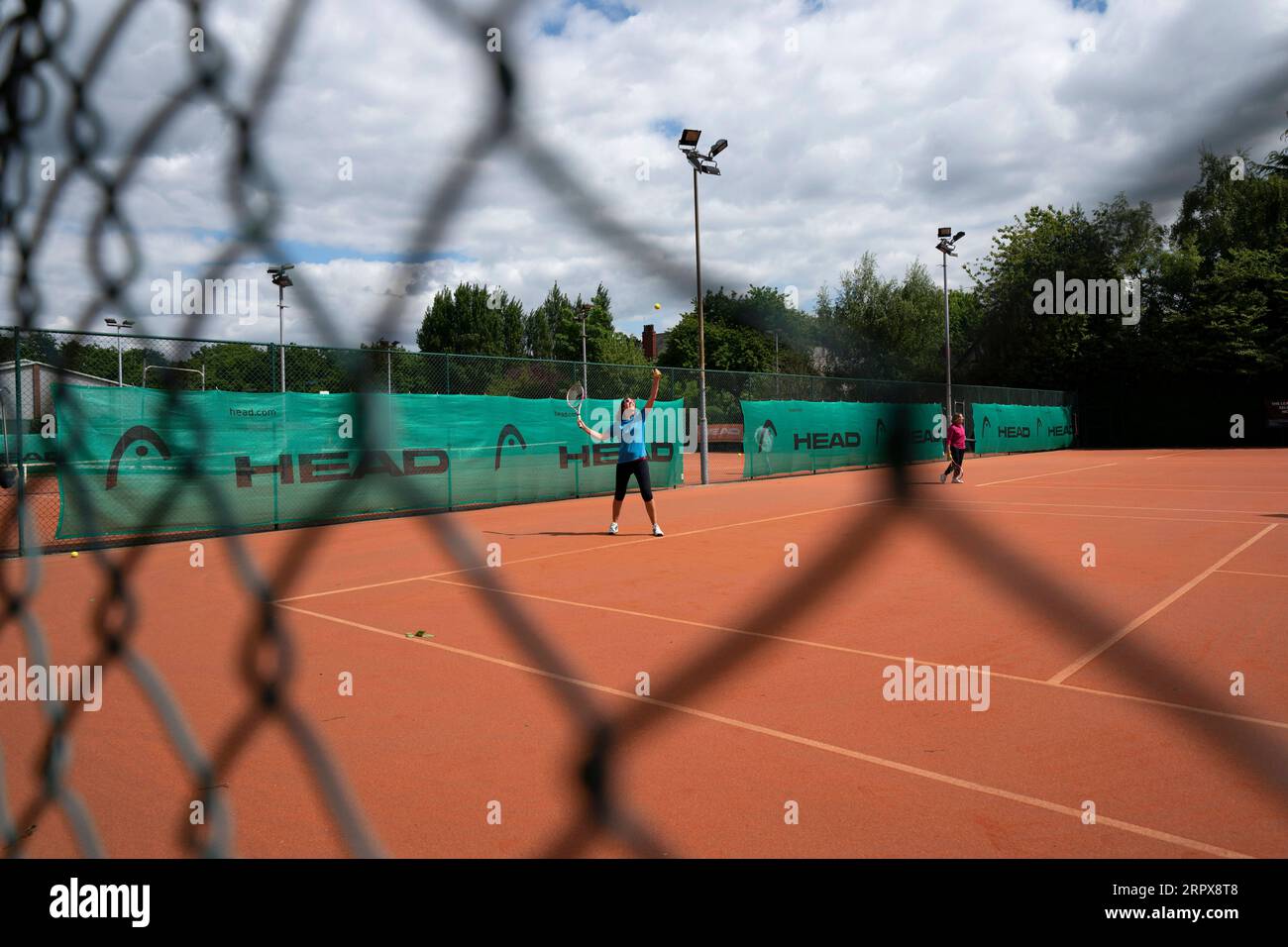 200514 -- MANCHESTER, 14. Mai 2020 -- die Leute spielen Tennis im Northern Lawn Tennis Club, da Mitglieder der Öffentlichkeit am 13. Mai 2020 in Manchester, Großbritannien, wieder bestimmte Sportarten unter sozialen Distanzierungsbedingungen spielen dürfen. Nach Angaben der britischen Regierung können die Menschen von Mittwoch an jeden Tag so oft draußen trainieren, wie sie es wünschen, anstatt nur einmal am Tag. Foto von /Xinhua SPBRITAIN-MANCHESTER-COVID-19-GOLF-TENNIS-RESUME JonxSuper PUBLICATIONxNOTxINxCHN Stockfoto