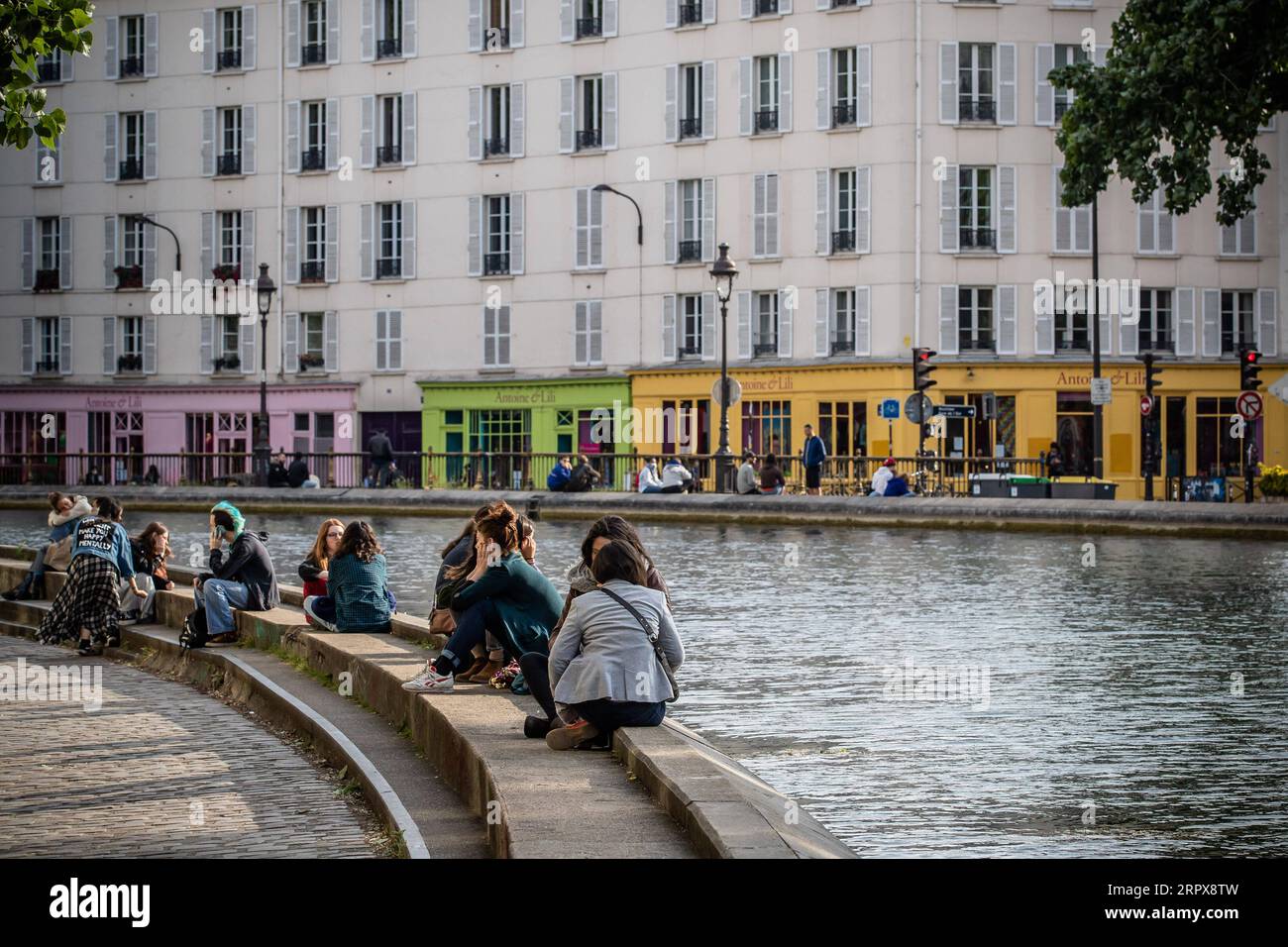 News Bilder des Tages 200513 -- PARIS, 13. Mai 2020 Xinhua -- die Menschen genießen ihre Freizeit am Canal Saint-Martin in Paris, Frankreich, am 13. Mai 2020. Frankreich verzeichnete am Mittwoch 83 weitere COVID-19-Todesfälle, was laut Gesundheitsministerium des Landes die Gesamtzahl auf 27.074. Seit Beginn der Pandemie wurden 140.734 Menschen positiv auf das Coronavirus getestet, davon 507 weitere in den letzten 24 Stunden. Insgesamt wurden 58.673 Menschen geheilt und verließen das Krankenhaus. Ab Montag begann Frankreich mit der schrittweisen Aufhebung der zweimonatigen Lockdown-Regelung, da positive Fälle und Th verlangsamt wurden Stockfoto