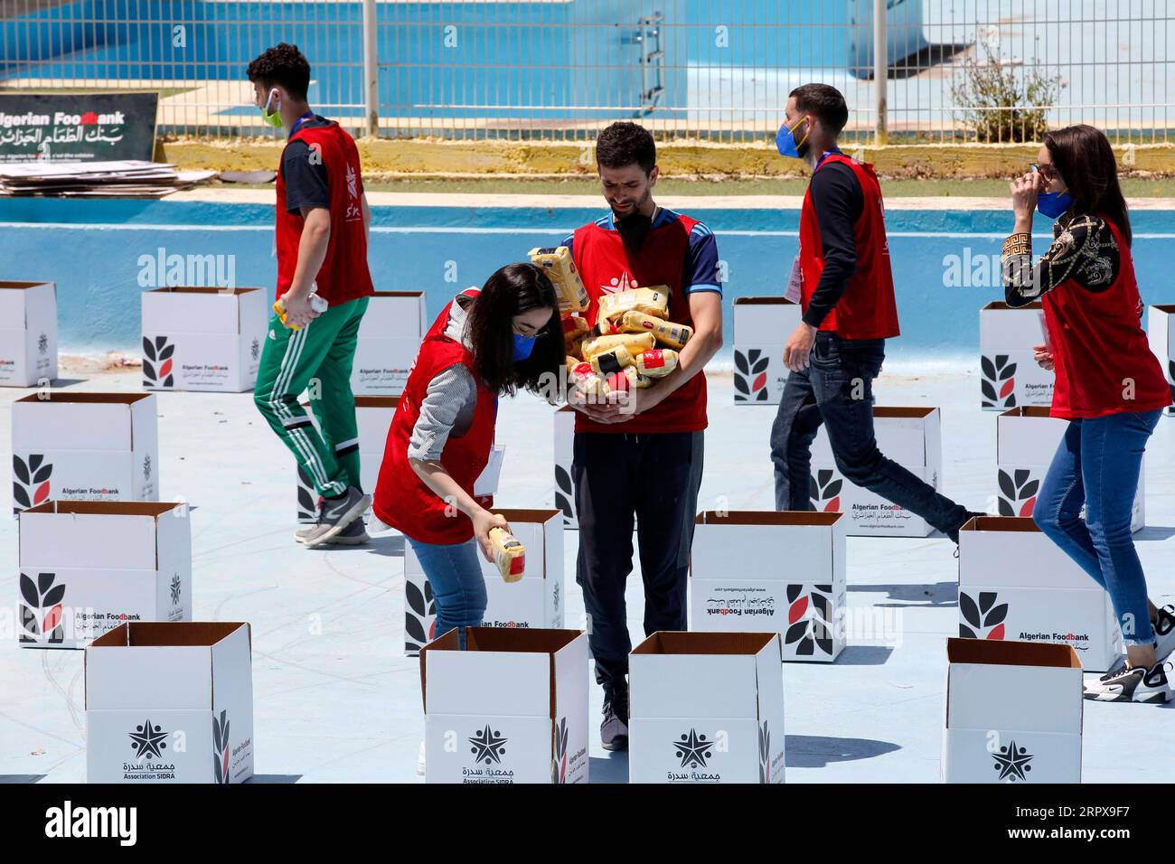 200514 -- ALGIER, 14. Mai 2020 Xinhua -- Freiwillige Studenten füllen Kisten mit Lebensmitteln, die am 14. Mai 2020 an bedürftige Familien in Algier, der Hauptstadt Algeriens, verteilt werden sollen. Die algerischen Behörden haben die teilweise Lockdown-Regelung landesweit bis Mai 31 verlängert, um die Krankheit angesichts der zunehmenden Infektionen und Todesfälle einzudämmen. Xinhua ALGERIEN-ALGIER-COVID-19-VERTEILUNG VON NAHRUNGSMITTELN PUBLICATIONxNOTxINxCHN Stockfoto