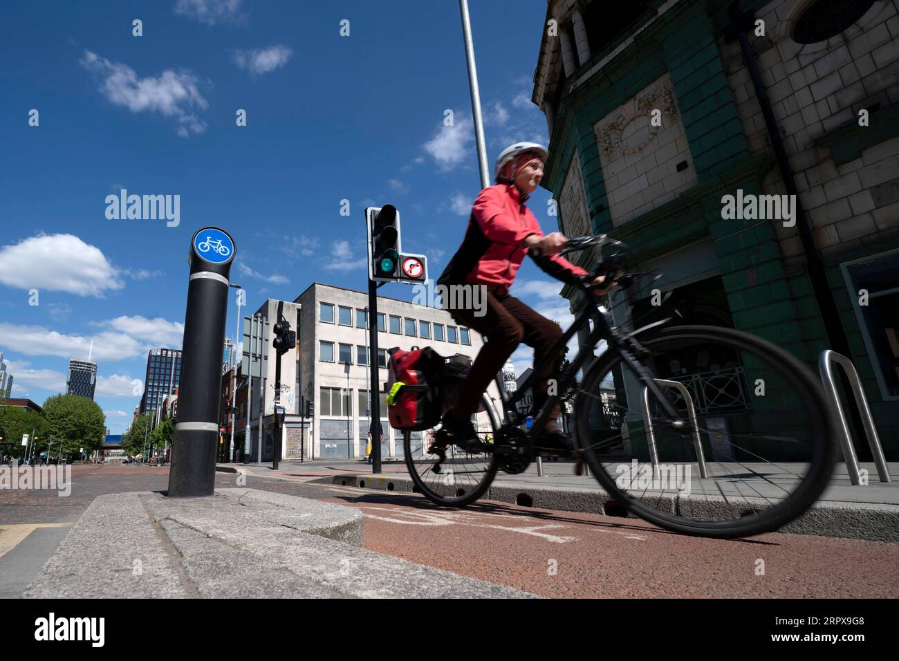 200515 -- MANCHESTER, 15. Mai 2020 -- Eine Frau reitet am 14. Mai 2020 in Manchester, Großbritannien, auf einer Radspur. Der britische Verkehrsminister Grant Shapps kündigte am 9. Mai ein Paket von 2 Milliarden Pfund (2,5 Milliarden US-Dollar) an, um Radfahren und Wandern inmitten der COVID-19-Pandemie zu fördern, da weitere 346 Patienten im Land gestorben sind. Der Schritt kam, als die Regierung bestrebt war, das Radfahren zu verdoppeln und die Gehzeit bis 2025 zu erhöhen, wobei ein nationaler Radfahrplan im Juni veröffentlicht werden sollte. Foto von /Xinhua BRITAIN-MANCHESTER-COVID-19-CYCLING JonxSuper PUBLICATIONxNOTxINxCHN Stockfoto