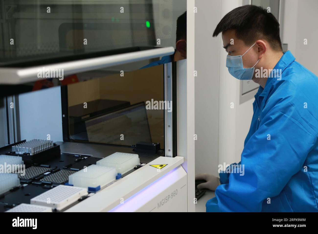 200515 -- PEKING, 15. Mai 2020 -- ein Experte des chinesischen Biotech-Unternehmens BGI Group testet ein automatisiertes Probenvorbereitungssystem im Fire Eye Lab in Belgrad, Serbien, 20. April 2020. ZU DEN XINHUA-SCHLAGZEILEN VOM 15. MAI 2020 CHINA-COVID-19-NUKLEINSÄURETEST SHIXZHONGYU PUBLICATIONXNOTXINXCHN Stockfoto