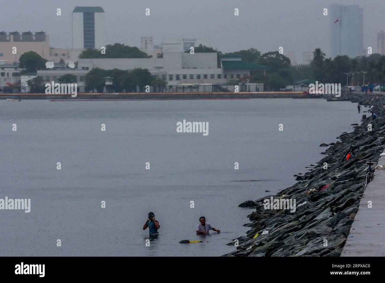 200515 -- MANILA, 15. Mai 2020 Xinhua -- Fischer schwimmen, um Krabben zu fangen, die durch den Taifun Vongfong am 15. Mai 2020 in der Bucht von Manila auf den Philippinen verursacht wurden. Taifun Vongfong riss Dächer ab und erschütterte Bäume, als er am Donnerstag um 12:15 Uhr Ortszeit in der zentralphilippinischen Provinz Eastern Samar landete, sagten die Behörden. Vongfong ist der erste Taifun, der die Philippinen in diesem Jahr erschüttert, da das Land mit den Auswirkungen der COVID-19-Pandemie zu kämpfen hat. Xinhua/Rouelle Umali PHILIPPINEN-MANILA-TAIFUN VONGFONG PUBLICATIONxNOTxINxCHN Stockfoto