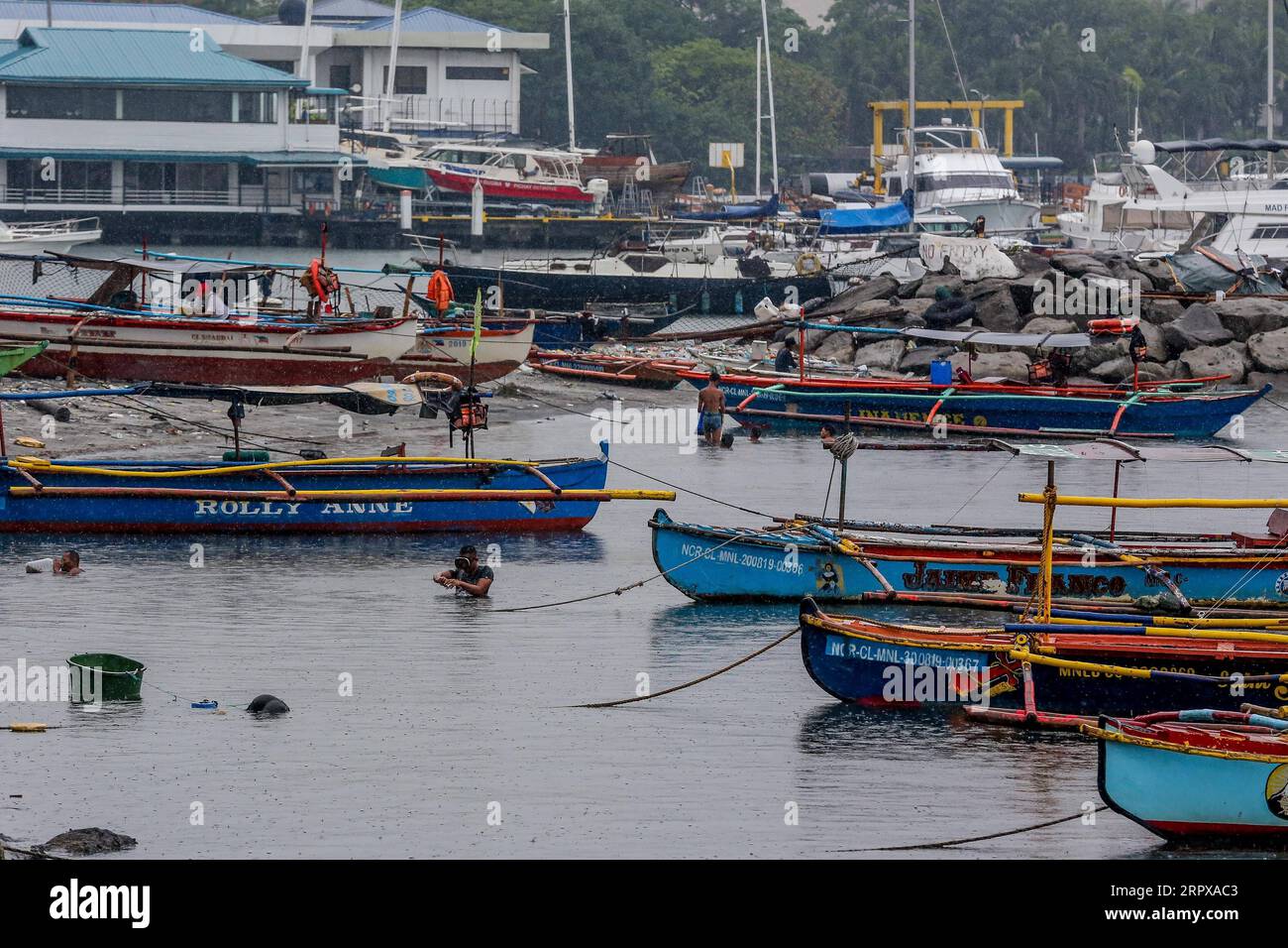 200515 -- MANILA, 15. Mai 2020 Xinhua -- Fischer schwimmen, um Krabben zu fangen, die durch den Taifun Vongfong am 15. Mai 2020 in der Bucht von Manila auf den Philippinen verursacht wurden. Taifun Vongfong riss Dächer ab und erschütterte Bäume, als er am Donnerstag um 12:15 Uhr Ortszeit in der zentralphilippinischen Provinz Eastern Samar landete, sagten die Behörden. Vongfong ist der erste Taifun, der die Philippinen in diesem Jahr erschüttert, da das Land mit den Auswirkungen der COVID-19-Pandemie zu kämpfen hat. Xinhua/Rouelle Umali PHILIPPINEN-MANILA-TAIFUN VONGFONG PUBLICATIONxNOTxINxCHN Stockfoto