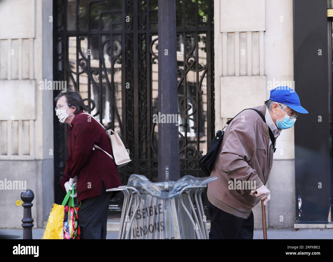 200516 -- PARIS, 16. Mai 2020 -- ältere Menschen mit Masken gehen auf einer Straße in Paris, Frankreich, 15. Mai 2020. Mit 104 Todesfällen durch COVID-19 in den letzten 24 Stunden stieg die Zahl der Todesopfer der Epidemie am Freitag auf 27.529 an, während die Zahl der Patienten, die wegen der Infektion ins Krankenhaus eingeliefert wurden, unter 20.000, wie die Daten des Gesundheitsministeriums zeigten. Frankreich ist seit Montag allmählich aus der Eindämmung herausgetreten, während die Coronavirus-Epidemie Anzeichen von Ruhe zeigt. FRANCE-PARIS-COVID-19 GaoxJing PUBLICATIONxNOTxINxCHN Stockfoto