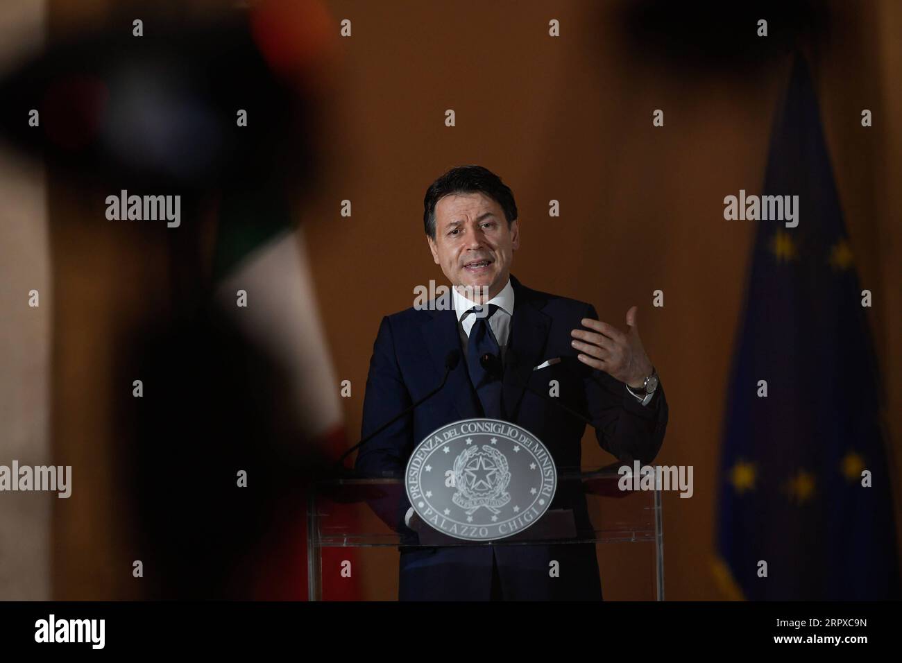 200517 -- ROM, 17. Mai 2020 -- der italienische Premierminister Giuseppe Conte spricht am 16. Mai 2020 auf einer Pressekonferenz in Rom. Die italienische Regierung hat erklärt, dass sie ab dem 3. Juni uneingeschränkte Reisen zwischen Italien und anderen Schengen-Ländern sowie innerhalb Italiens selbst zulassen wird. ITALIEN-ROM-PM-COVID-19-PRESSEKONFERENZ XINHUA PUBLICATIONXNOTXINXCHN Stockfoto
