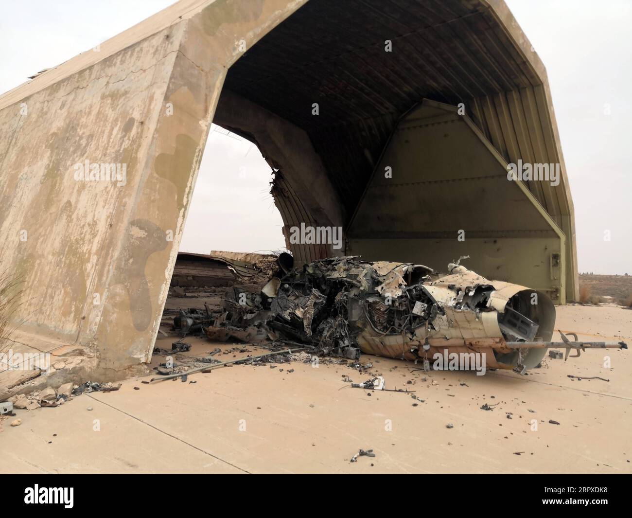 News Bilder des Tages 200518 -- TRIPOLI, 18. Mai 2020 Xinhua -- das Foto vom 18. Mai 2020 zeigt einen Kampfflugzeug, der durch Luftangriffe von UN-unterstützten Regierungstruppen auf dem Luftstützpunkt Watya, etwa 140 km südwestlich von Tripoli, Libyen, zerstört wurde. Die von den Vereinten Nationen unterstützte Regierung Libyens kündigte am Montag die Übernahme eines großen Luftwaffenstützpunktes von der rivalisierenden östlichen Armee im Südwesten Libyens an. Foto von Hamza Turkia/Xinhua LIBYEN-TRIPOLI-LUFTSTÜTZPUNKT-ÜBERNAHME VON PUBLICATIONxNOTxINxCHN Stockfoto