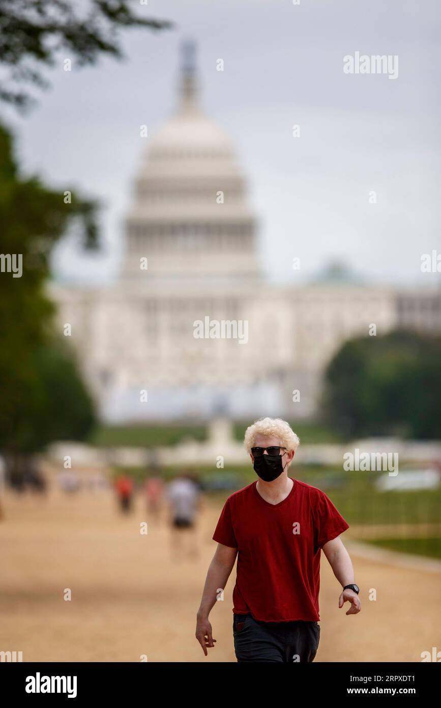 200519 -- WASHINGTON D.C., 19. Mai 2020 Xinhua -- Ein Mann, Der eine Maske trägt, wird auf der National Mall in Washington D.C., USA, 18. Mai 2020 gesehen. Die Zahl der COVID-19-Fälle in den Vereinigten Staaten erreichte am Montag 1,5 Millionen und erreichte 1.500.753 bis 16:03 Uhr 2003 GMT, so das Center for Systems Science and Engineering CSSE an der Johns Hopkins University. Foto von Ting Shen/Xinhua U.S.-WASHINGTON D.C.-COVID-19 PUBLICATIONxNOTxINxCHN Stockfoto