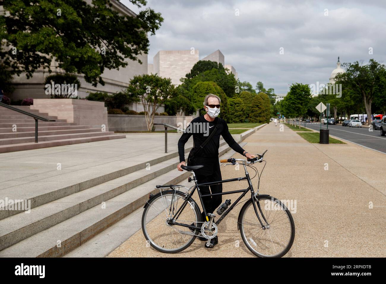 200519 -- WASHINGTON D.C., 19. Mai 2020 Xinhua -- Ein Radfahrer mit Maske wird auf der National Mall in Washington D.C., USA, 18. Mai 2020 gesehen. Die Zahl der COVID-19-Fälle in den Vereinigten Staaten erreichte am Montag 1,5 Millionen und erreichte 1.500.753 bis 16:03 Uhr 2003 GMT, so das Center for Systems Science and Engineering CSSE an der Johns Hopkins University. Foto von Ting Shen/Xinhua U.S.-WASHINGTON D.C.-COVID-19 PUBLICATIONxNOTxINxCHN Stockfoto