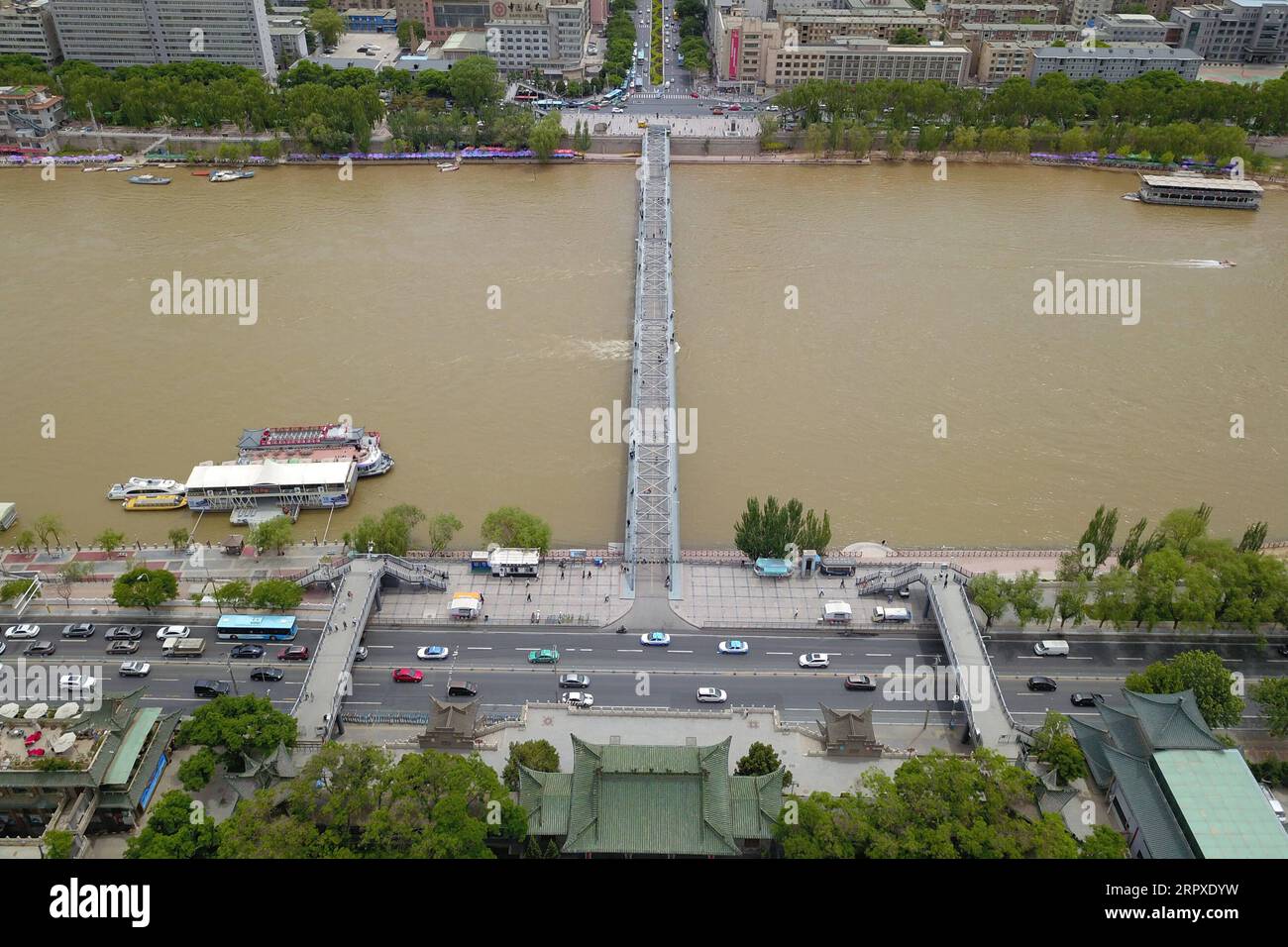 200519 -- LANZHOU, 19. Mai 2020 -- Luftaufnahme aufgenommen am 18. Mai 2020 zeigt die Zhongshan Brücke über den Gelben Fluss im Chengguan Bezirk von Lanzhou, nordwestchinesische Provinz Gansu. Die Aufforstungs- und Waldschutzbemühungen der Stadtregierung Lanzhou seit 2013 haben gute Umweltvorteile erzielt -- die Wasserressourcen der Stadt verbesserten sich, das städtische Klima wurde verfeinert, und auch die Menge an Sand und Schmutz im Gelben Fluss ging zurück. CHINA-GANSU-LANZHOU-ENVIRONMENT CN FanxPeishen PUBLICATIONxNOTxINxCHN Stockfoto