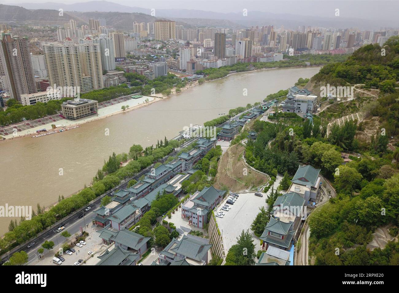 200519 -- LANZHOU, 19. Mai 2020 -- Luftaufnahme aufgenommen am 18. Mai 2020 zeigt den Baitashan Park und seine Umgebung im Chengguan District von Lanzhou, nordwestchinesische Provinz Gansu. Die Aufforstungs- und Waldschutzbemühungen der Stadtregierung Lanzhou seit 2013 haben gute Umweltvorteile erzielt -- die Wasserressourcen der Stadt verbesserten sich, das städtische Klima wurde verfeinert, und auch die Menge an Sand und Schmutz im Gelben Fluss ging zurück. CHINA-GANSU-LANZHOU-ENVIRONMENT CN FanxPeishen PUBLICATIONxNOTxINxCHN Stockfoto