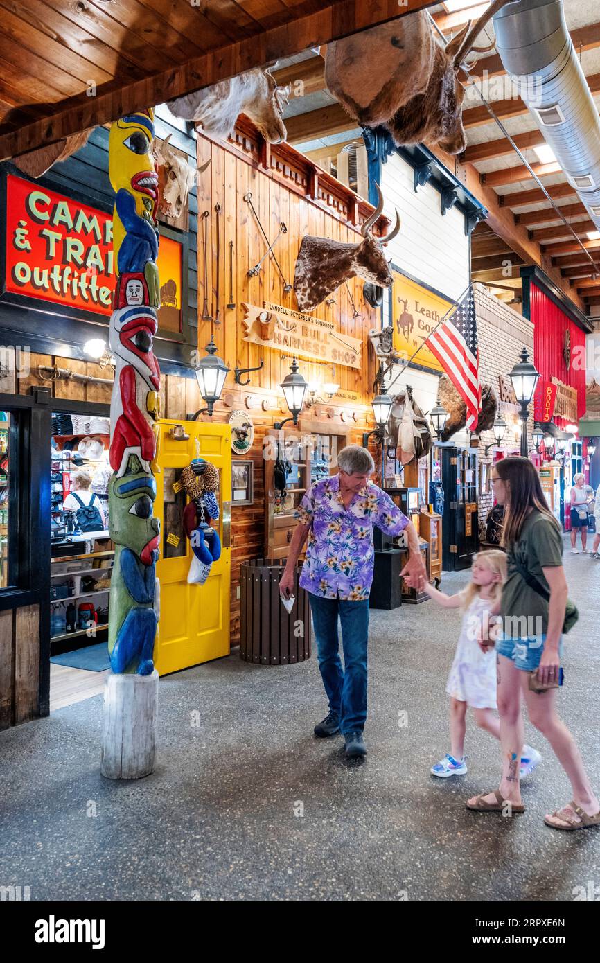 Touristen erkunden Wall Drug Store, Familienunternehmen der dritten Generation, Wall, South Dakota, USA Stockfoto