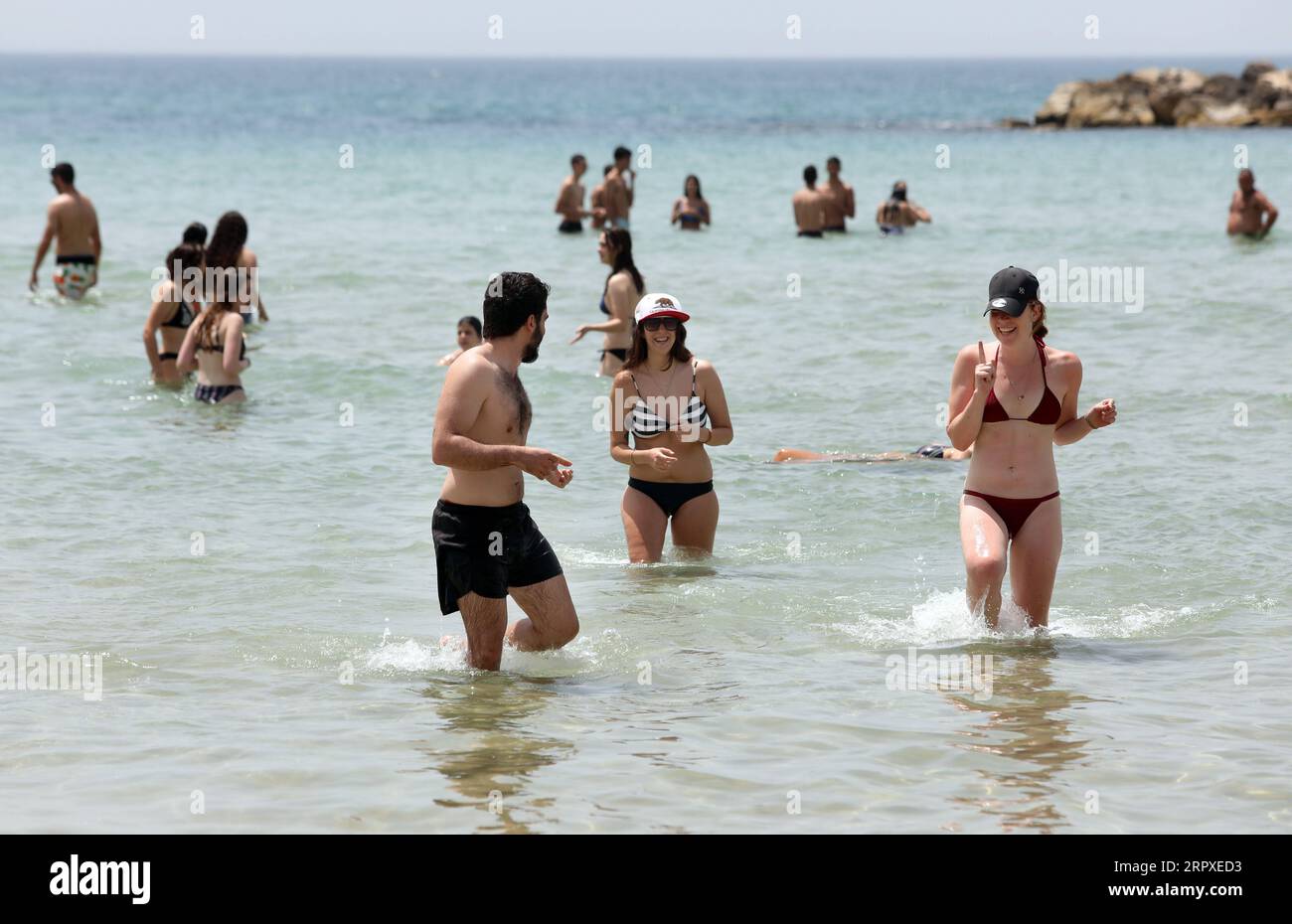 200519 -- TEL AVIV, 19. Mai 2020 Xinhua -- am 19. Mai 2020 werden Menschen an einem Strand in der zentralisraelischen Stadt Tel Aviv als Einschränkungen während der COVID-19-Pandemie im Land gesehen. Die Zahl der aktiven COVID-19-Fälle in Israel ist zum ersten Mal seit März 27 unter 3.000 gesunken, sagte das israelische Gesundheitsministerium am Dienstag. Die Zahl der aktiven Fälle in Israel ging auf 2.946 zurück, während die Zahl der bestätigten Fälle auf 16.659 stieg, nachdem 16 neue Fälle gemeldet wurden. Die Zahl der Wiederfindungen des neuartigen Coronavirus stieg um 182 auf 435, so das ministerium. Gideon Markowicz/JINI über Xinhua ISR Stockfoto