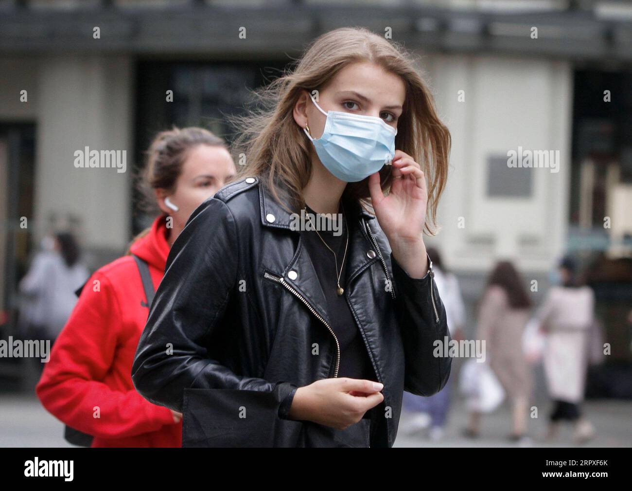 200521 -- VANCOUVER, 21. Mai 2020 Xinhua -- Ein Bewohner trägt eine Gesichtsmaske auf einer Straße in Vancouver, Kanada, 20. Mai 2020. Die Public Health Agency of Canada gab am Mittwoch eine offizielle Empfehlung ab, dass Kanadier nicht-medizinische Gesichtsmasken tragen sollten. Foto von Liang Sen/Xinhua CANADA-VANCOUVER-COVID-19-FACE MASKS-RECOMMENDATION PUBLICATIONxNOTxINxCHN Stockfoto