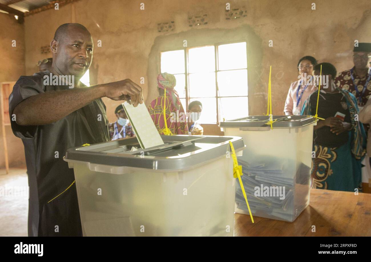 200521 -- GITEGA, 21. Mai 2020 -- Evariste Ndayishimiye, Präsidentschaftskandidat und Generalsekretär des regierenden Nationalen Rates für die Verteidigung der Demokratie - Kräfte zur Verteidigung der Demokratie CNDD-FDD, gibt am 20. Mai 2020 seine Stimme in einer Wahllokale in der Provinz Gitega im Zentrum Burundis ab. Die burundischen Wähler gingen am Mittwoch zu den Wahlen, um einen neuen Präsidenten, Mitglieder der Nationalversammlung und Bezirksräte zu wählen. Foto von /Xinhua BURUNDI-GENERAL ELECTIONS-VOTING EvrardxNgendakumana PUBLICATIONxNOTxINxCHN Stockfoto